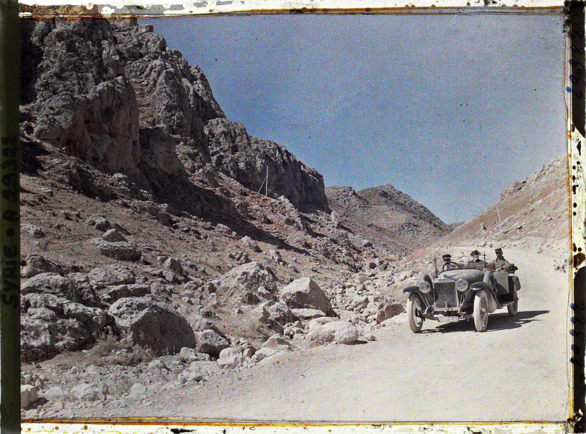 Image représentant Le Professeur Brunhes en voiture dans le défilé de l'Ouadi el Korn