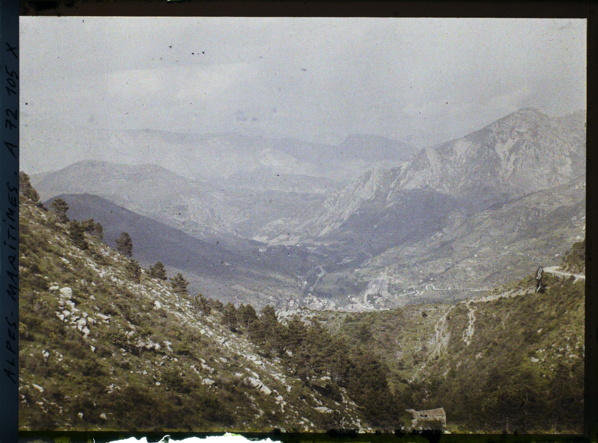 Image représentant Panorama sur une vallée de petite montagne avec un village au fond de la vallée (Sospel?)