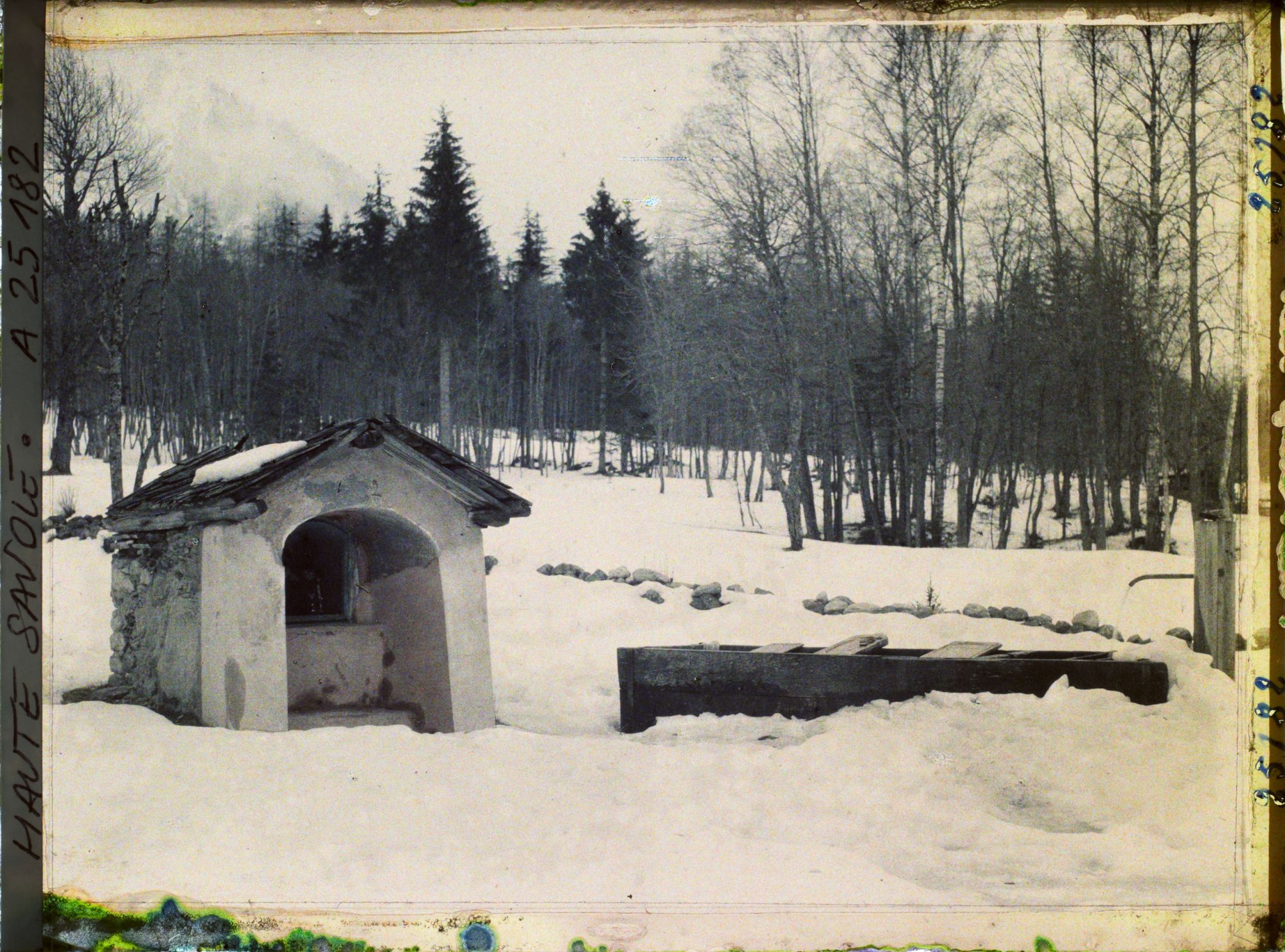 Image représentant France Les Alpes, Favrans, Chamonix - Petite Chapelle à l'entrée du Village des Favrans