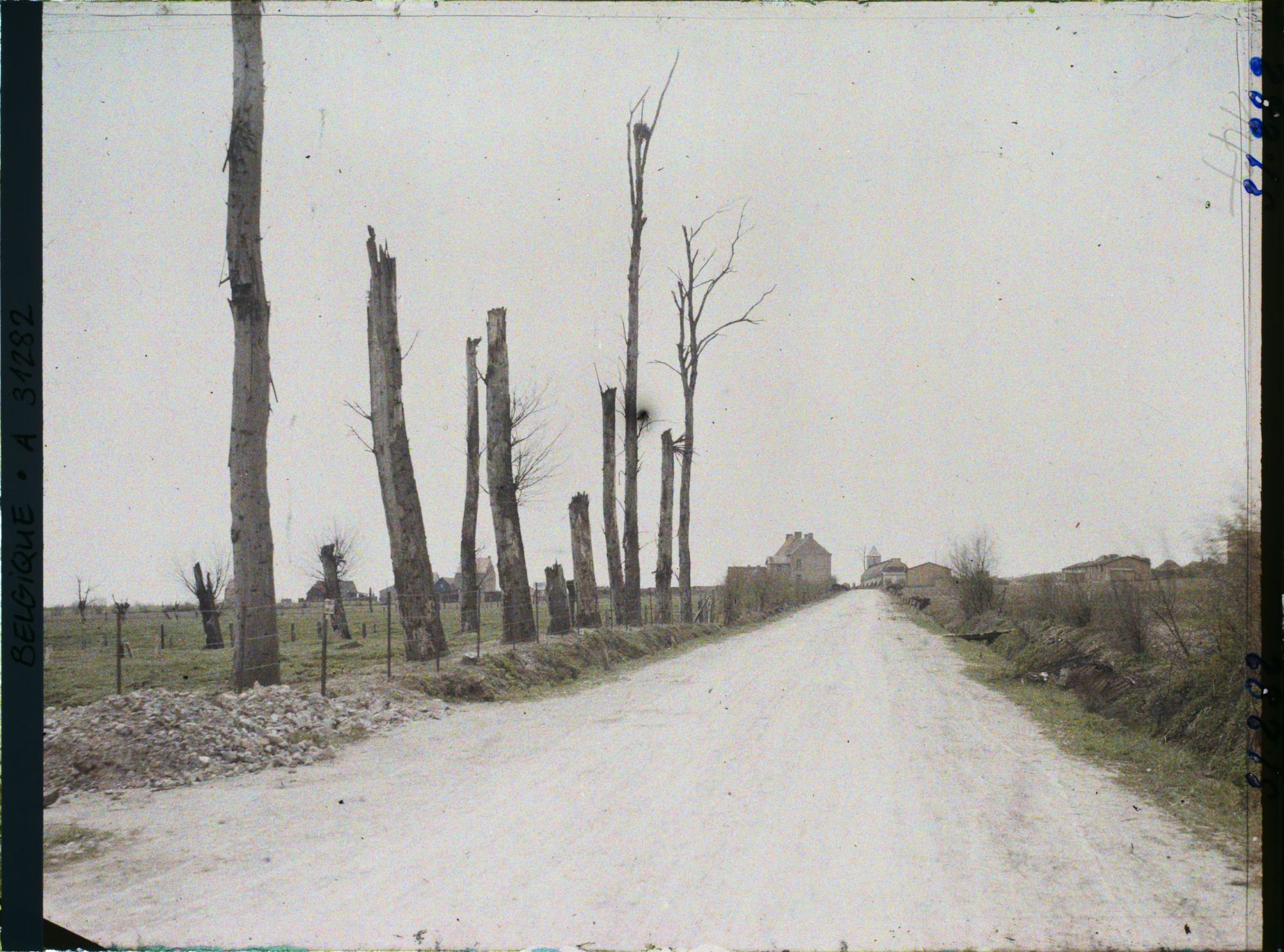 Image représentant Belgique, Locre, Entrée du Village