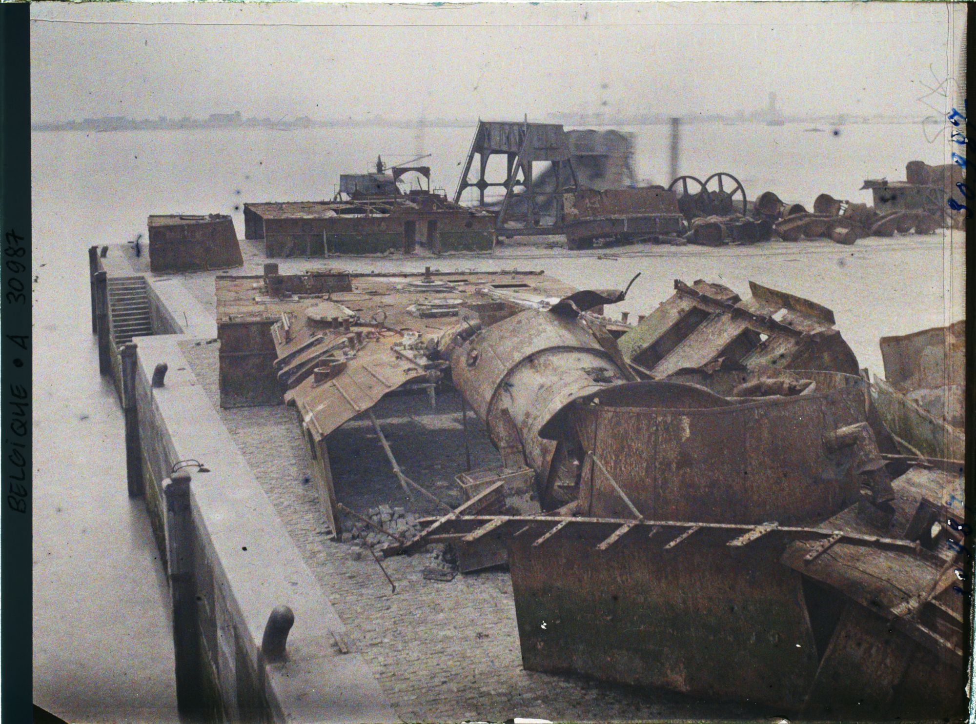 Image représentant Belgique, Zeebrugge, Démolition des bâteaux embouteilleurs
