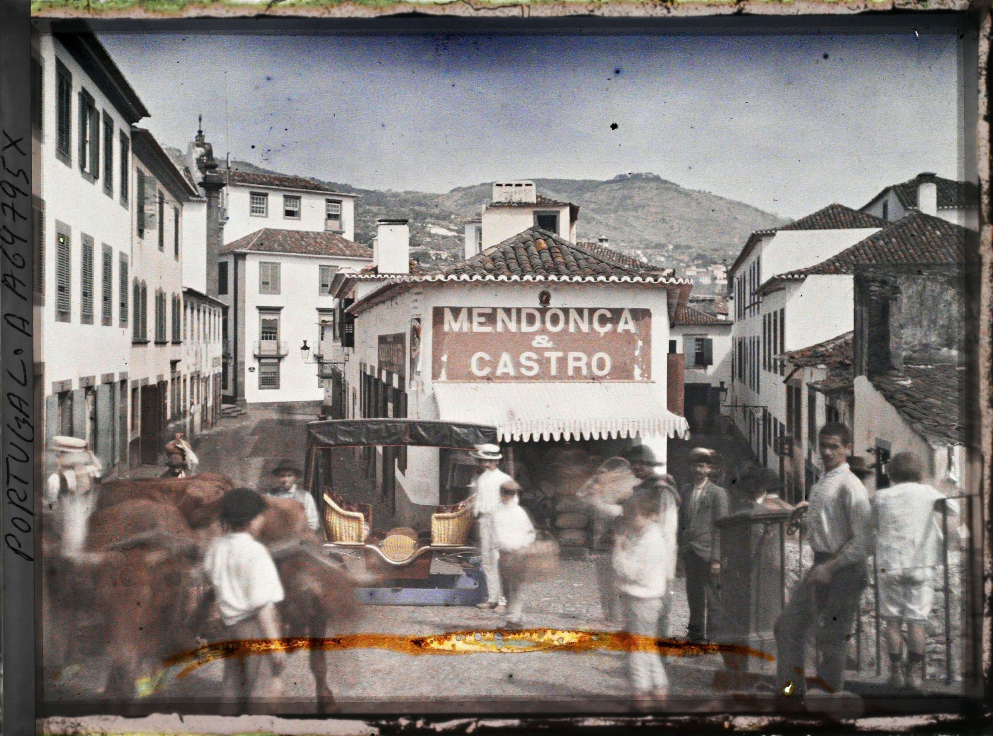 Image représentant Scène de rue avec traîneau à quatre places tiré par des bœufs