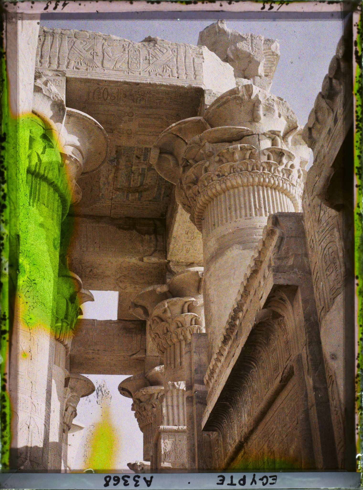 Image représentant Chapiteaux de l'une des salles du temple