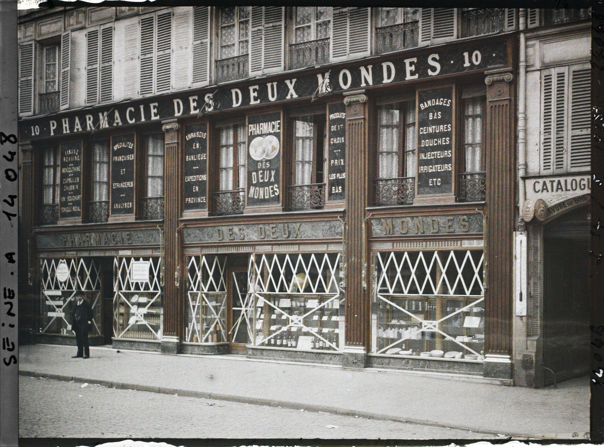 Image représentant Vitrines de la pharmacie des deux mondes protégées contre les bombardements au 10 rue St-Antoine