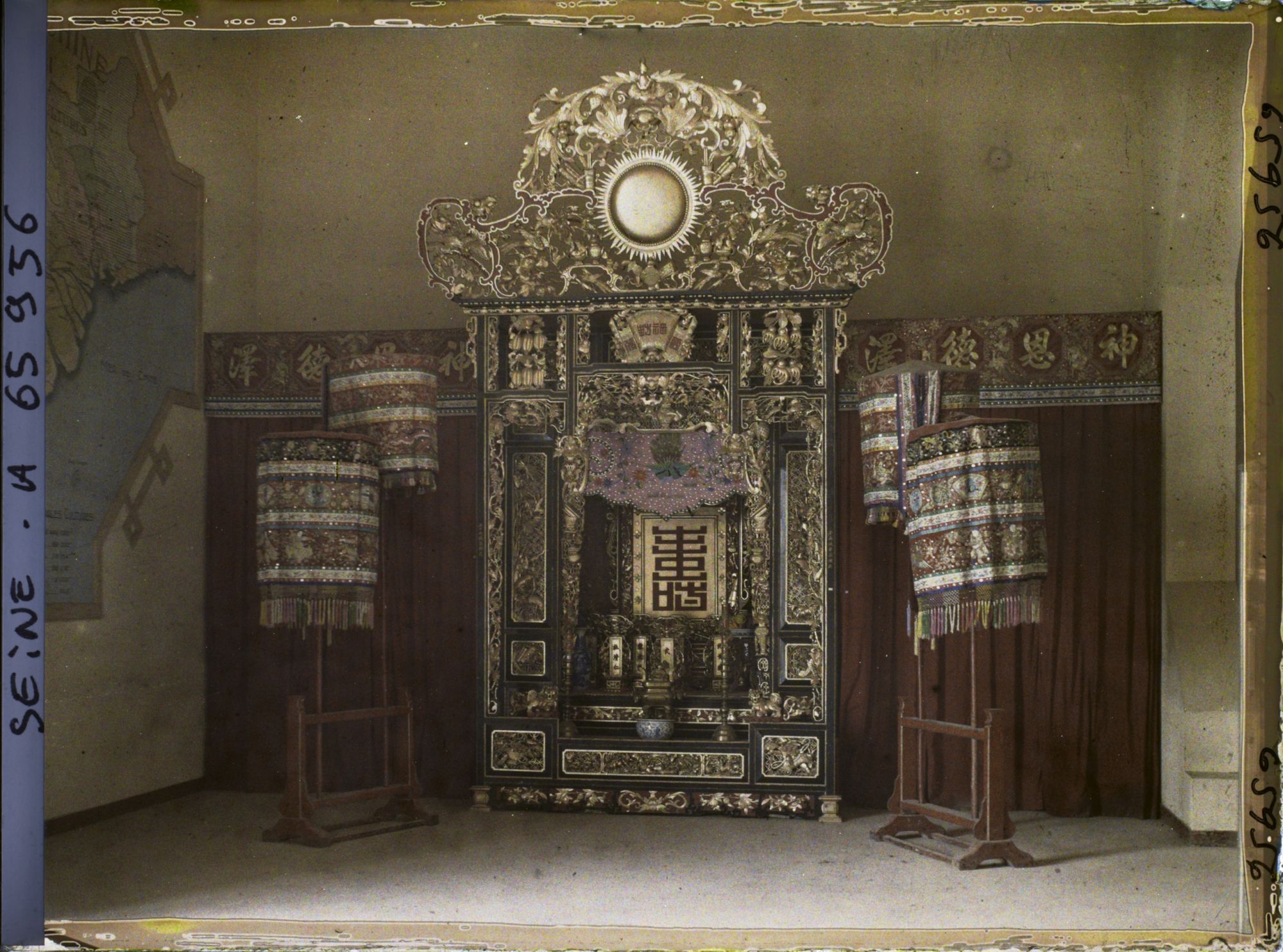 Image représentant L'Exposition Coloniale Internationale de 1931, un autel dédié aux ancêtres dans le pavillon de la Cochinchine