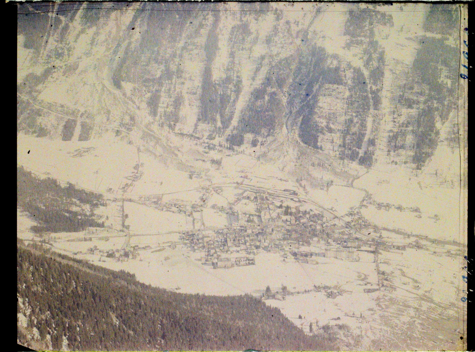 Image représentant Chamonix, Vue prise de Brévent (2532m) Le village de Chamonix vu de Brévent