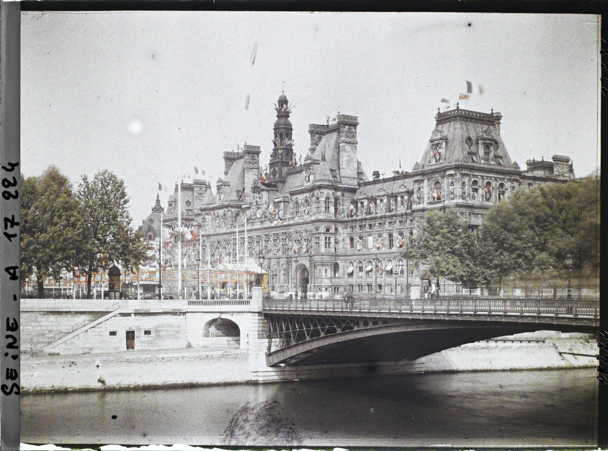 Image représentant L'Hôtel de Ville et le pont d'Arcole décorés pour les fêtes de la Victoire des 13 et 14 juillet 1919