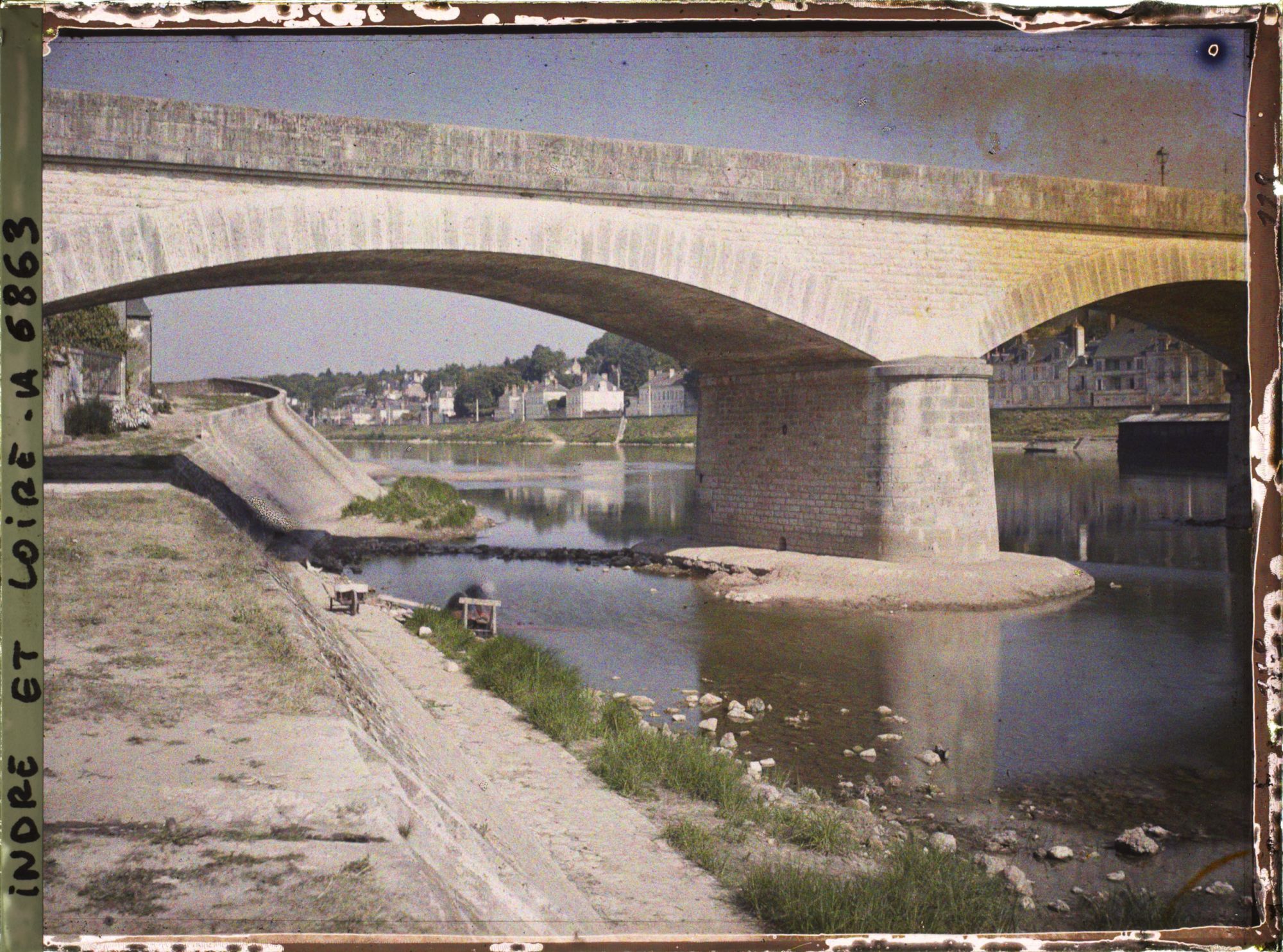 Image représentant Un pilier de l'actuel pont du Maréchal Leclerc