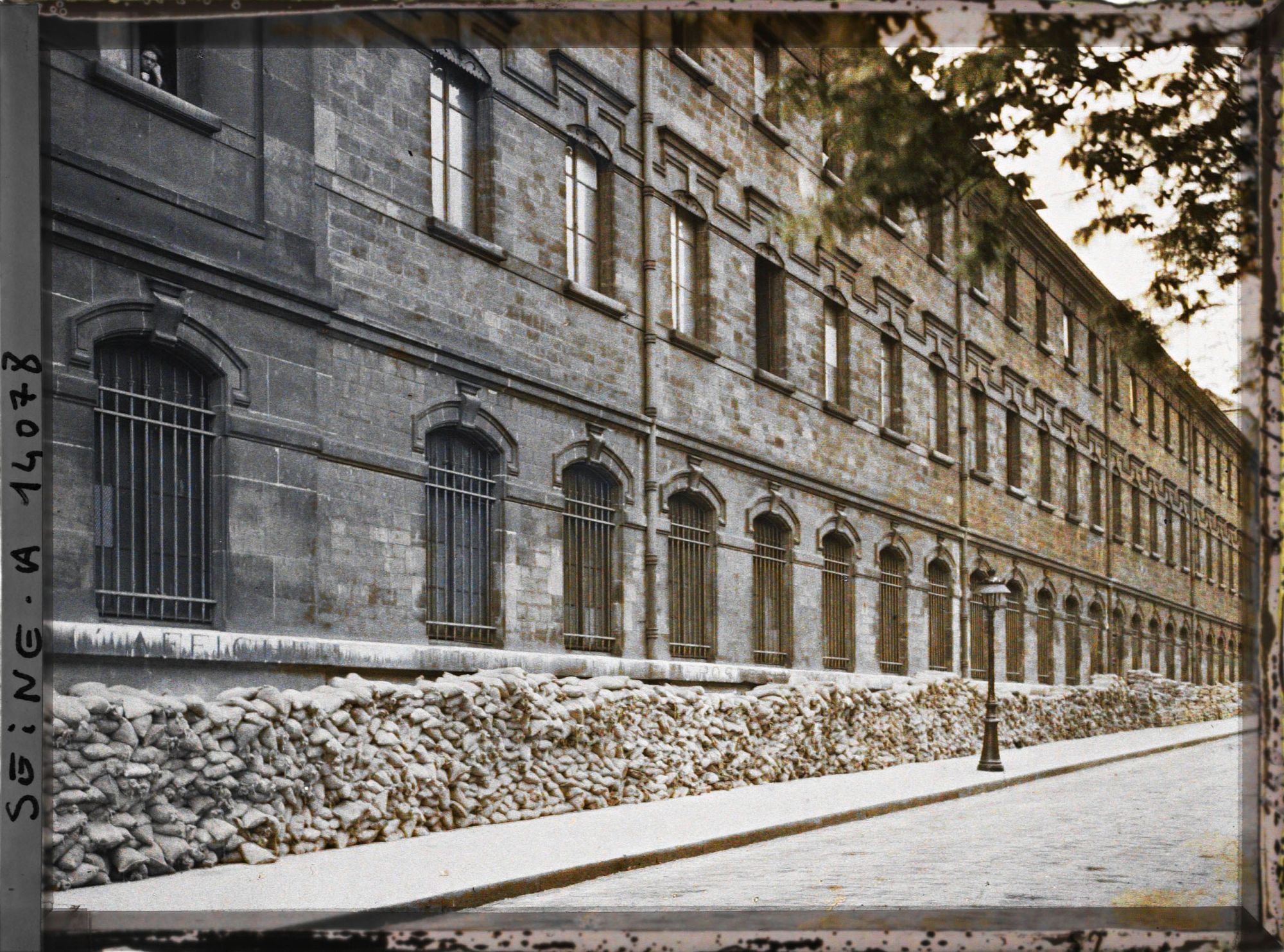 Image représentant Protection du collège Rollin, place d'Anvers
