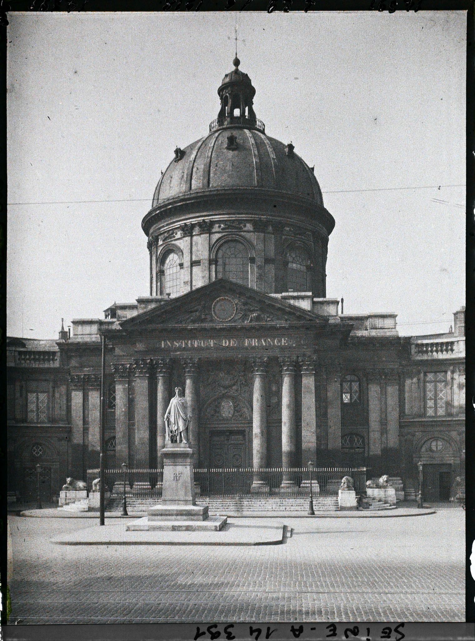 Image représentant L'Institut de France, quai de Conti