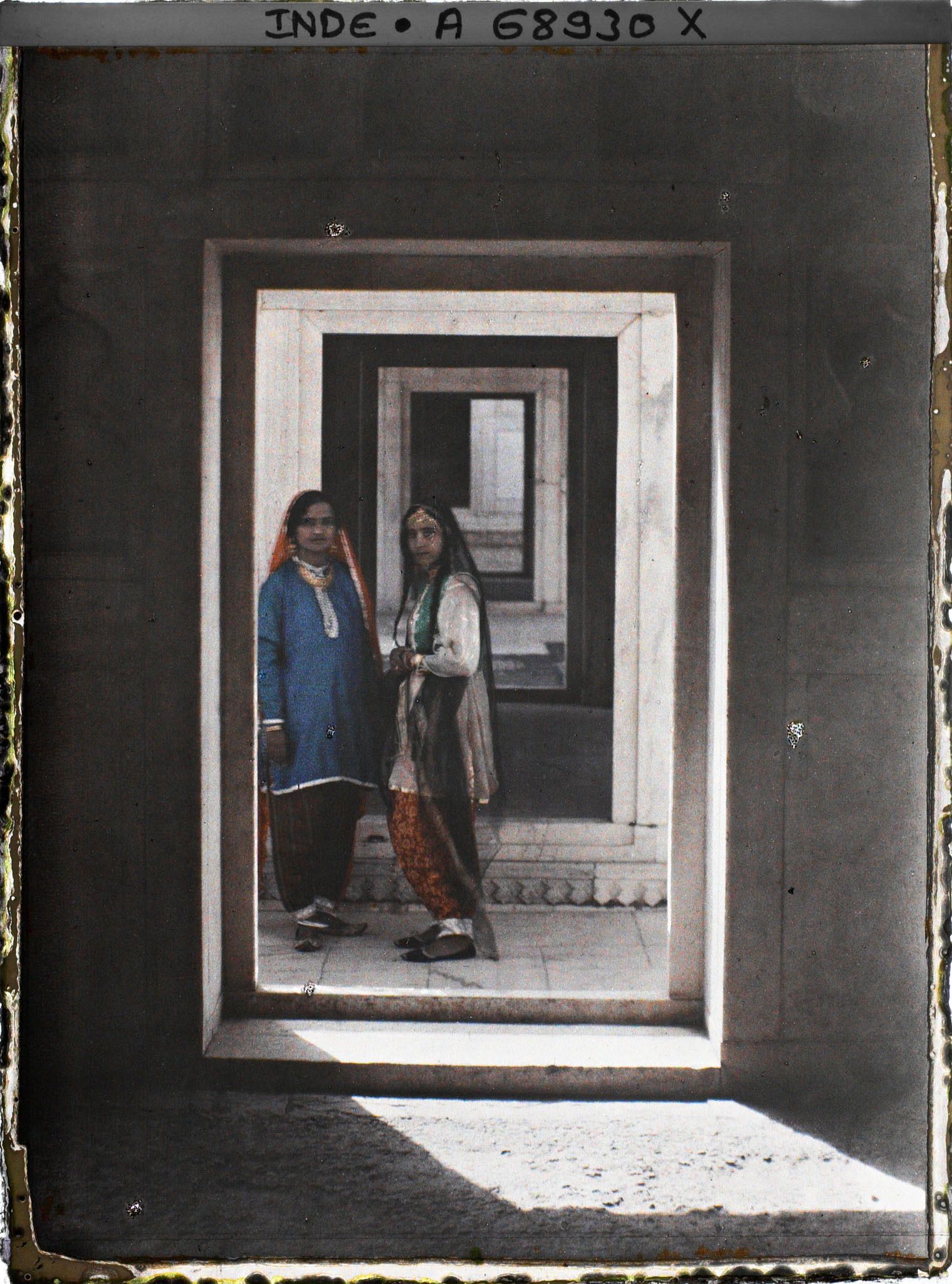 Image représentant Femmes en pantalon-tunique (shalwar kameez) dans le fort Rouge (Lal Qila)