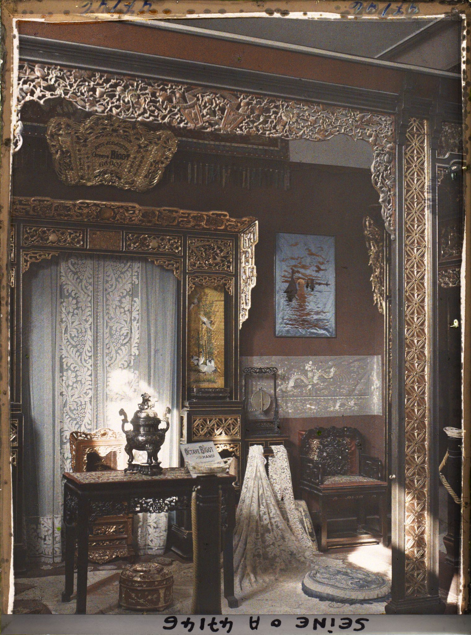 Image représentant L'Exposition des arts décoratifs, Pavillon de l'Indochine, Section du Tonkin, stand Bigot