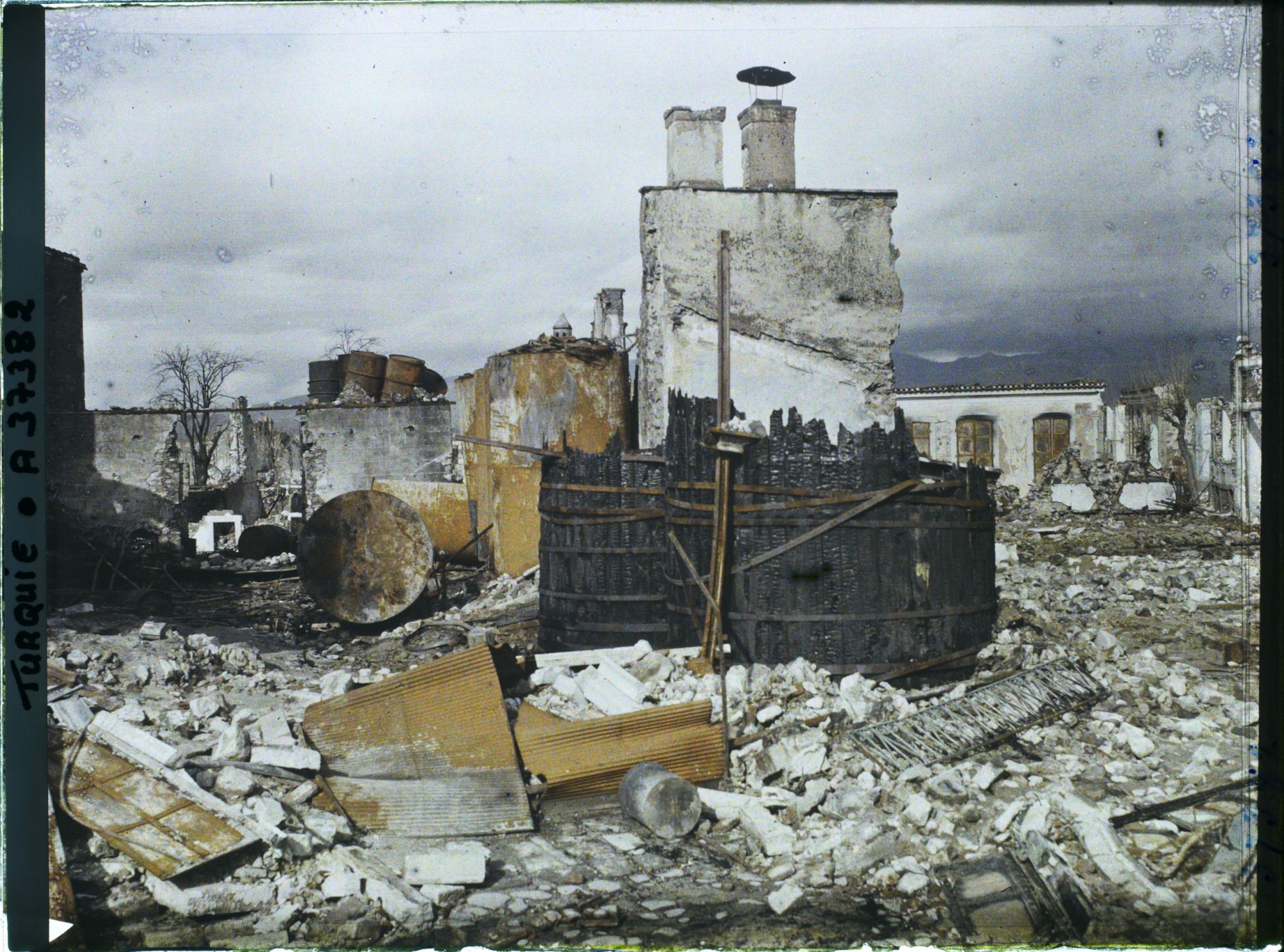 Image représentant Turquie, Smyrne, Incendie de Smyrne en Septembre 1922,  Quartier Tchayirli-Bagtché Une distillerie