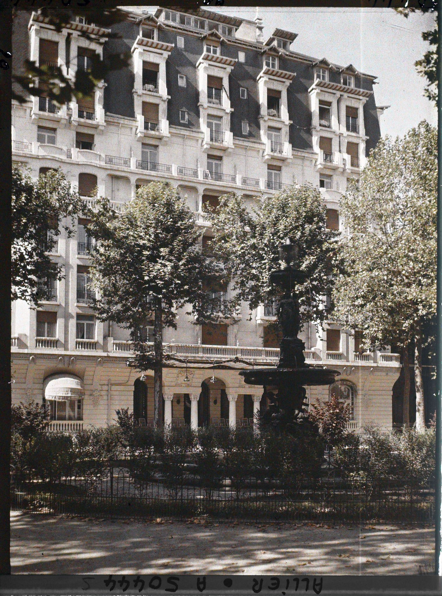 Image représentant Le square des Nations et l'hôtel Radio