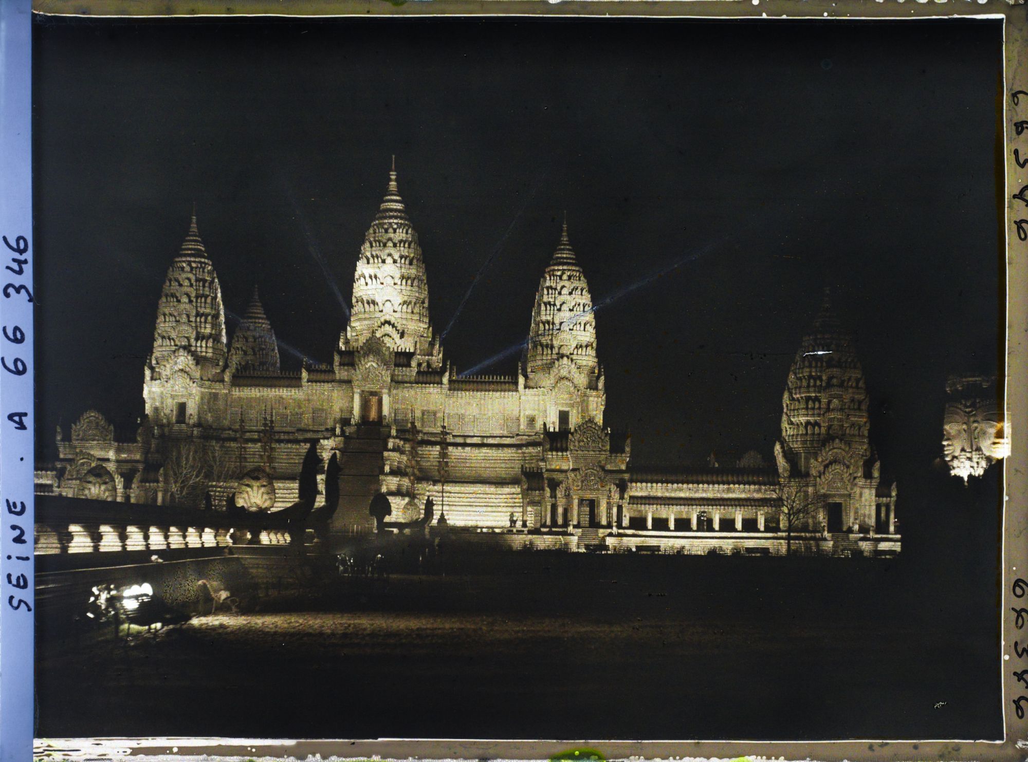 Image représentant L'Exposition Coloniale Internationale de 1931, les illuminations du temple d'Angkor Vat