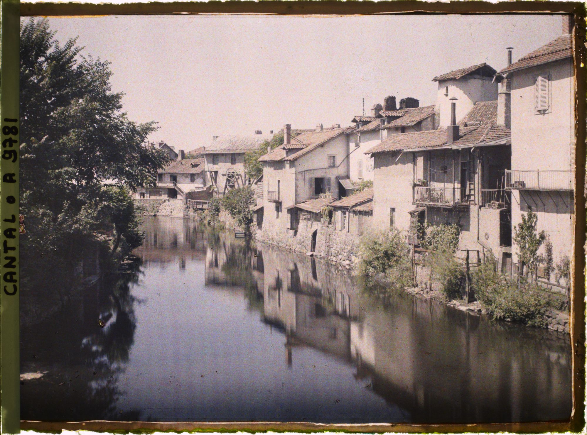 Image représentant Des maisons au bord de la Jordanne, vue prise du pont Bourbon