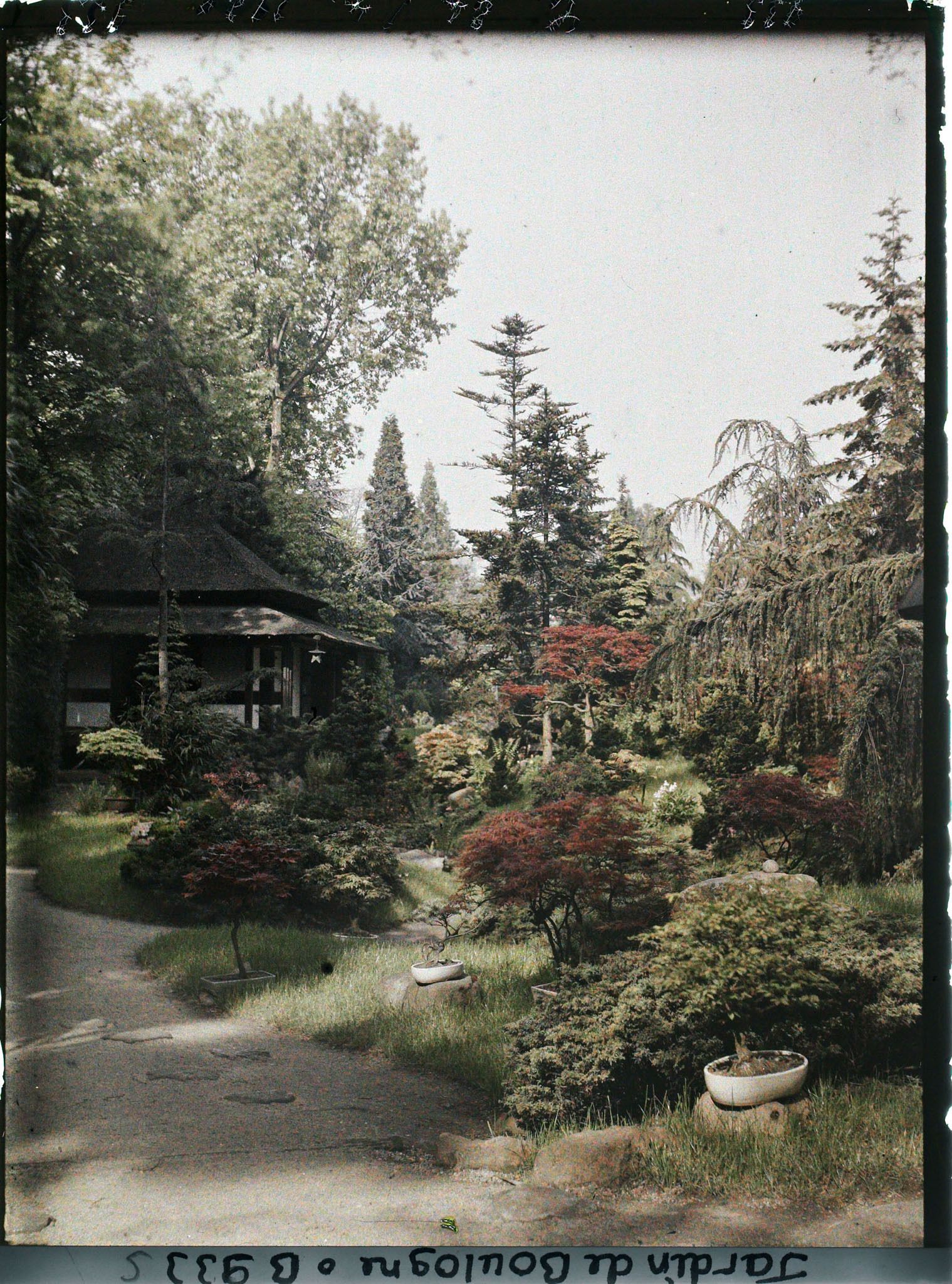 Image représentant Le " village japonais " vu depuis un croisement d'allées, proche de son entrée côté jardin anglais