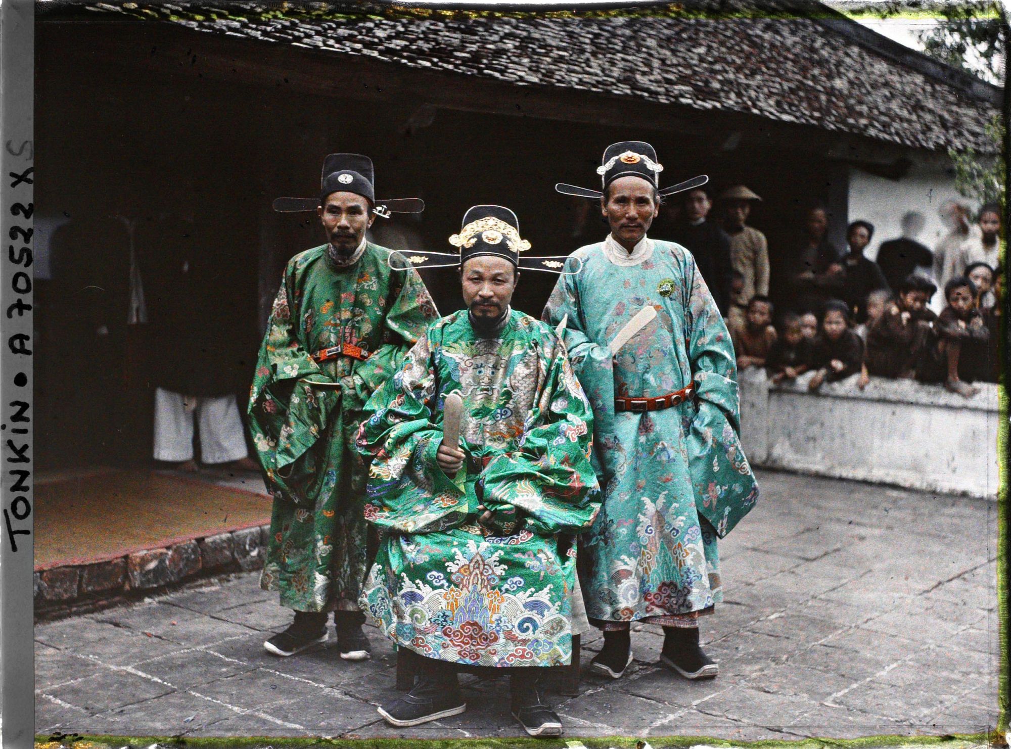 Image représentant Un mandarin militaire, un chef de province et un préfet en costume d'audience solennelle au Van-mieu (temple confucéen de la " Culture littéraire ")