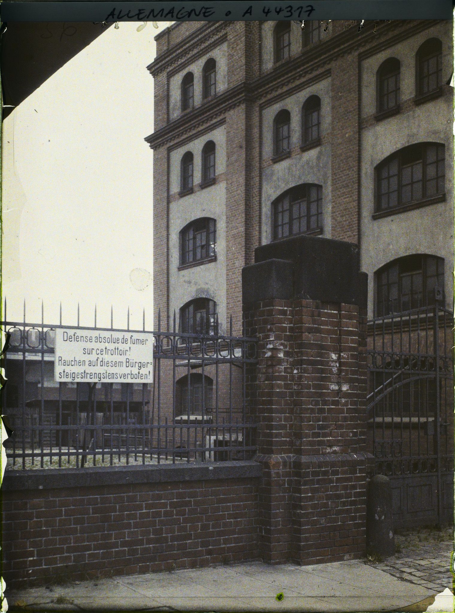 Image représentant Allemagne, Bonn, Magasin de fourrages (inscription française)