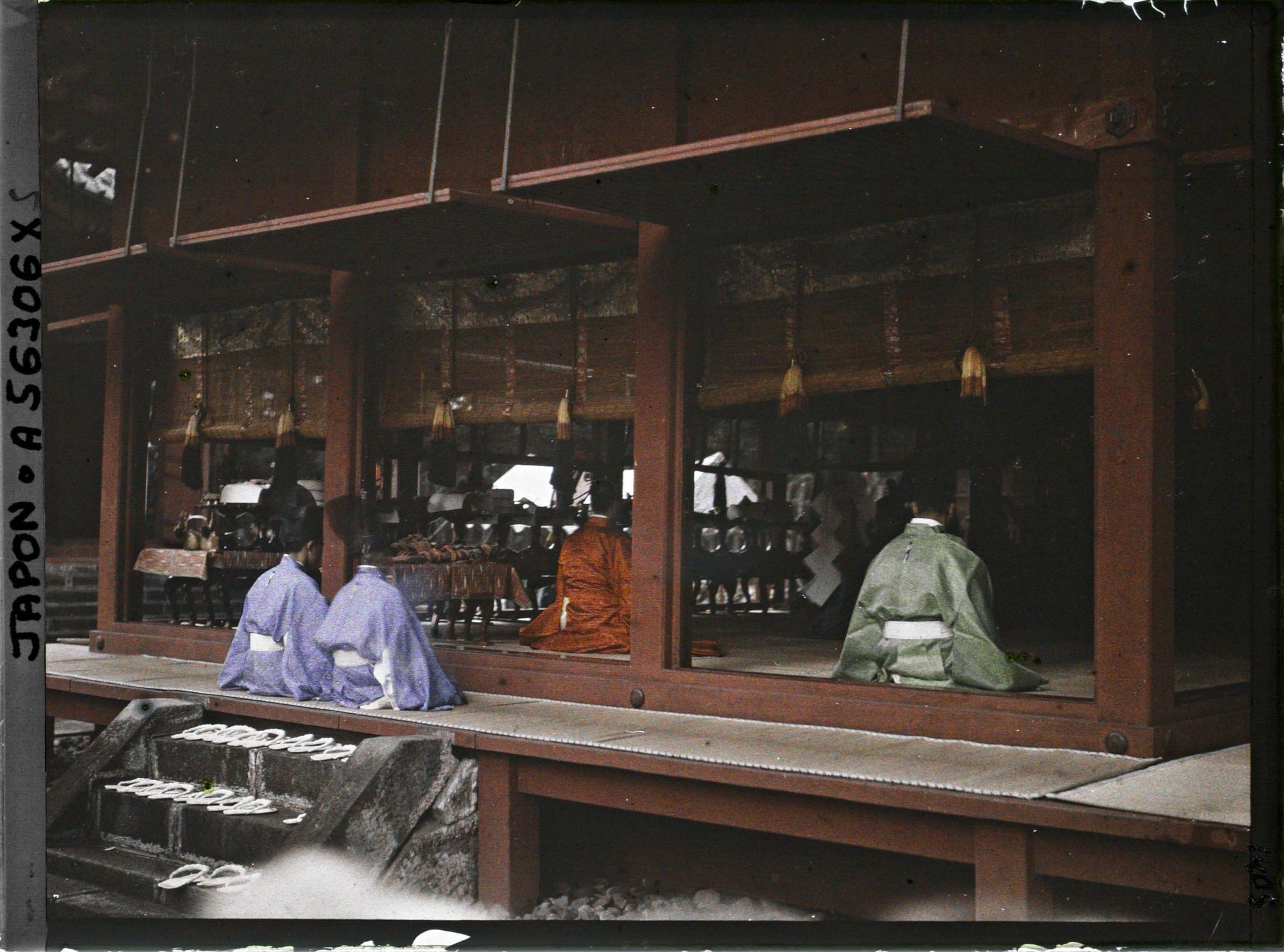 Image représentant Prêtres shintoïstes officiant lors de la fête du sanctuaire Tôshôgu dans l'Otabisho (reposoir des dieux)