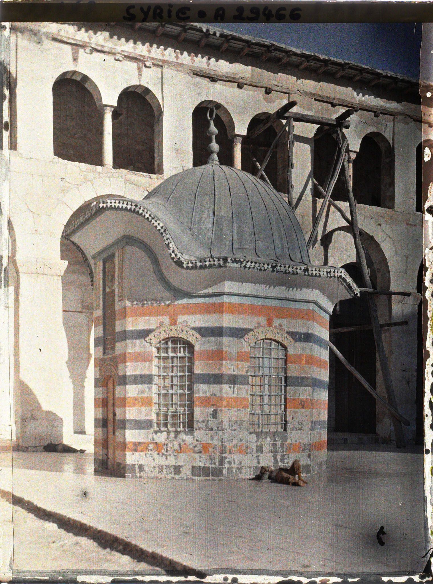 Image représentant Le dôme des Heures ou du Clocher (Qubbat as Saa) dans la cour intérieure de la mosquée des Omeyyades