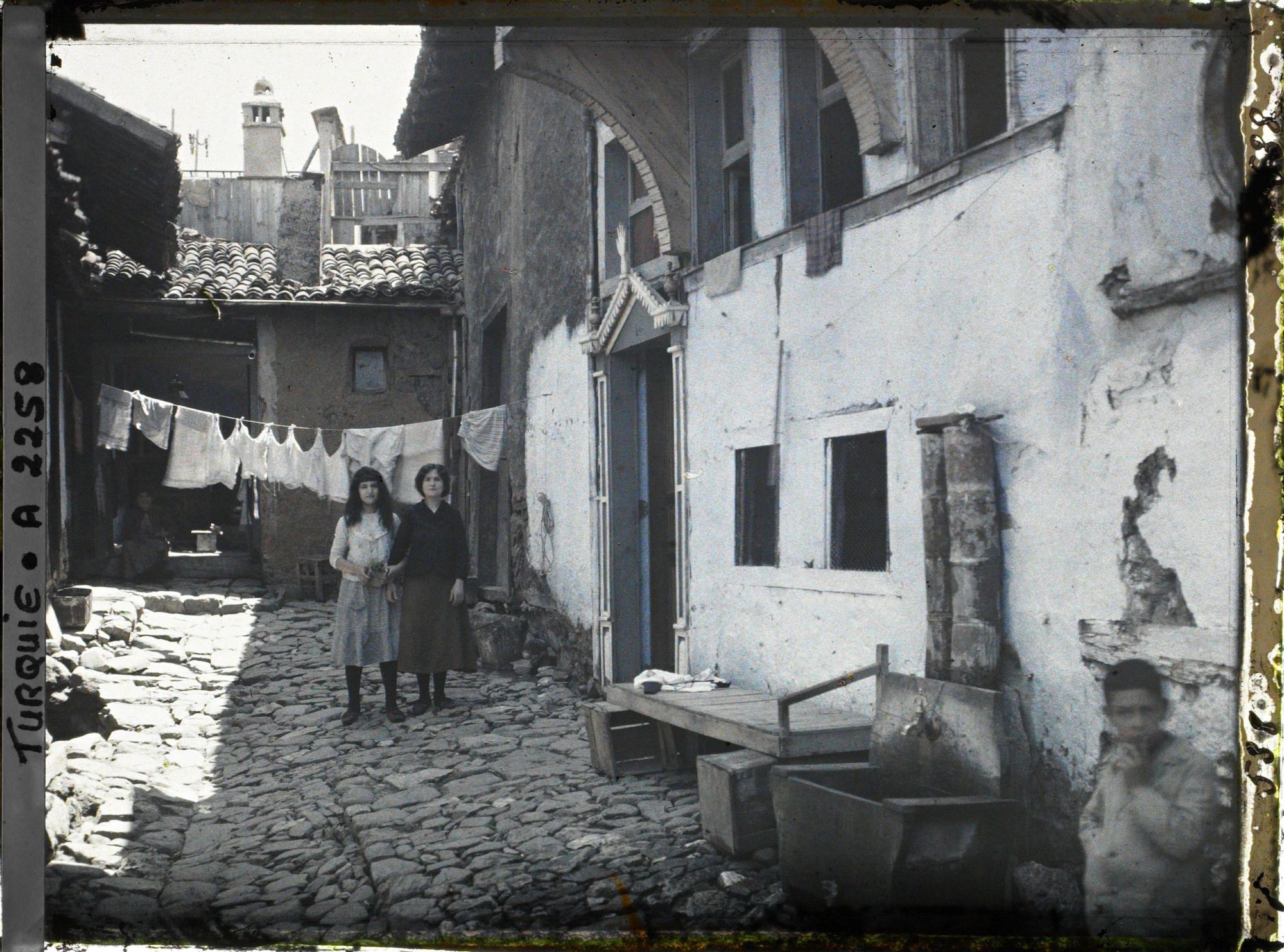 Image représentant Deux habitantes dans une cour du quartier juif