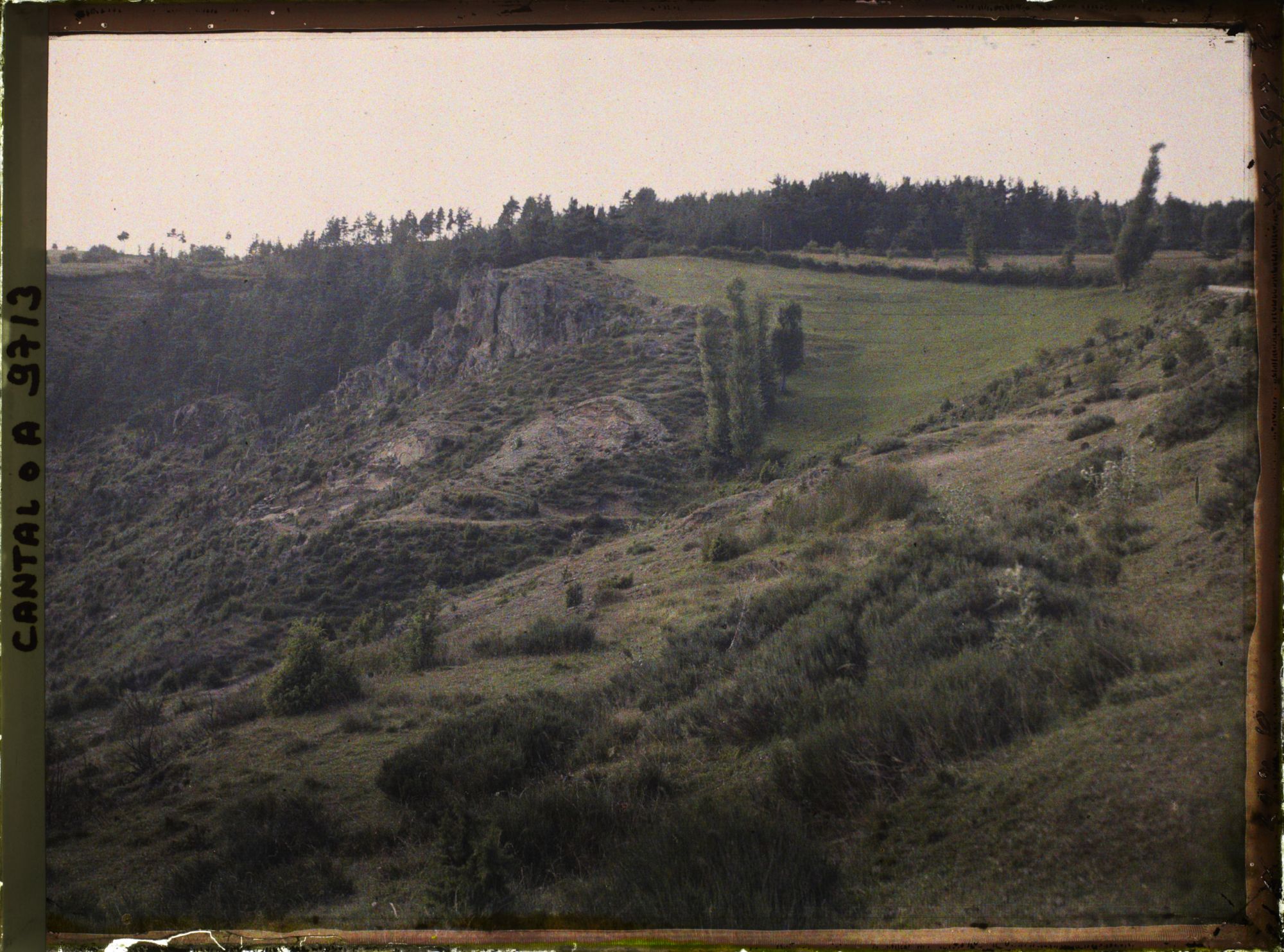 Image représentant Paroi rocheuse et plaine sur la rive droite de la Truyère
