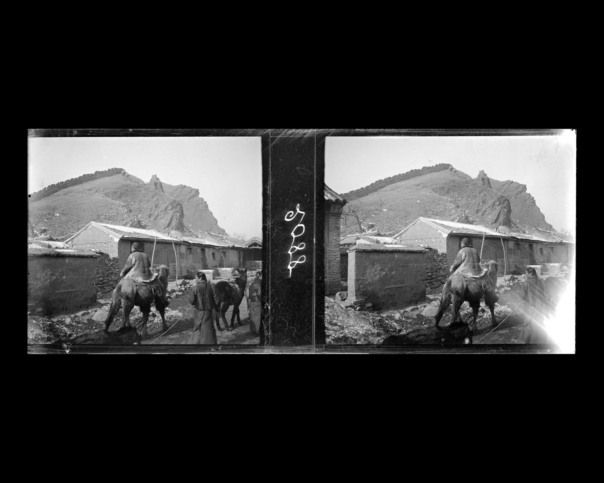 Image représentant Une rue près de l'accès nord du village avec au fond, la Grande muraille