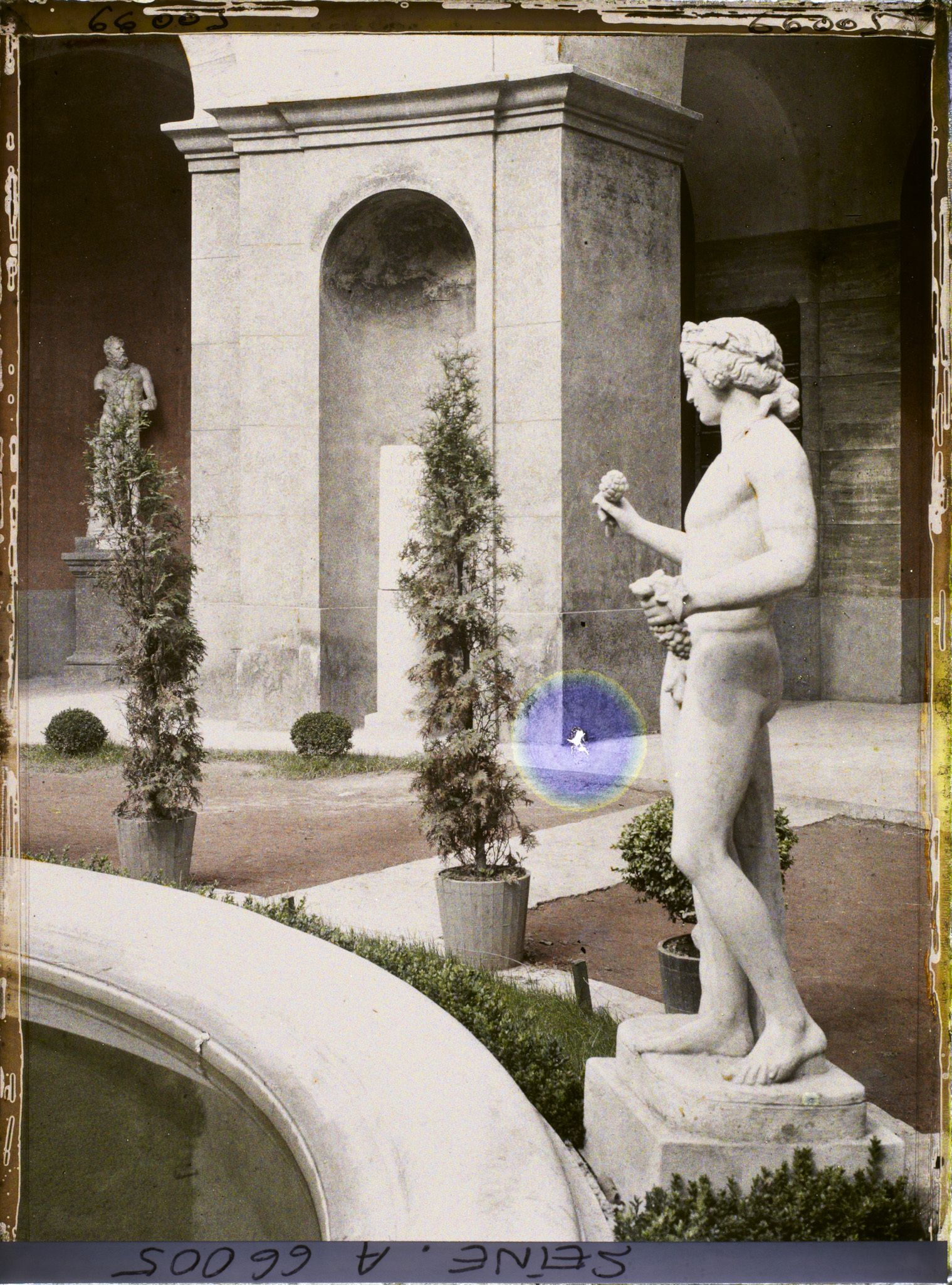 Image représentant L'Exposition Coloniale Internationale de 1931, statues dans la cour du palais de l'Italie