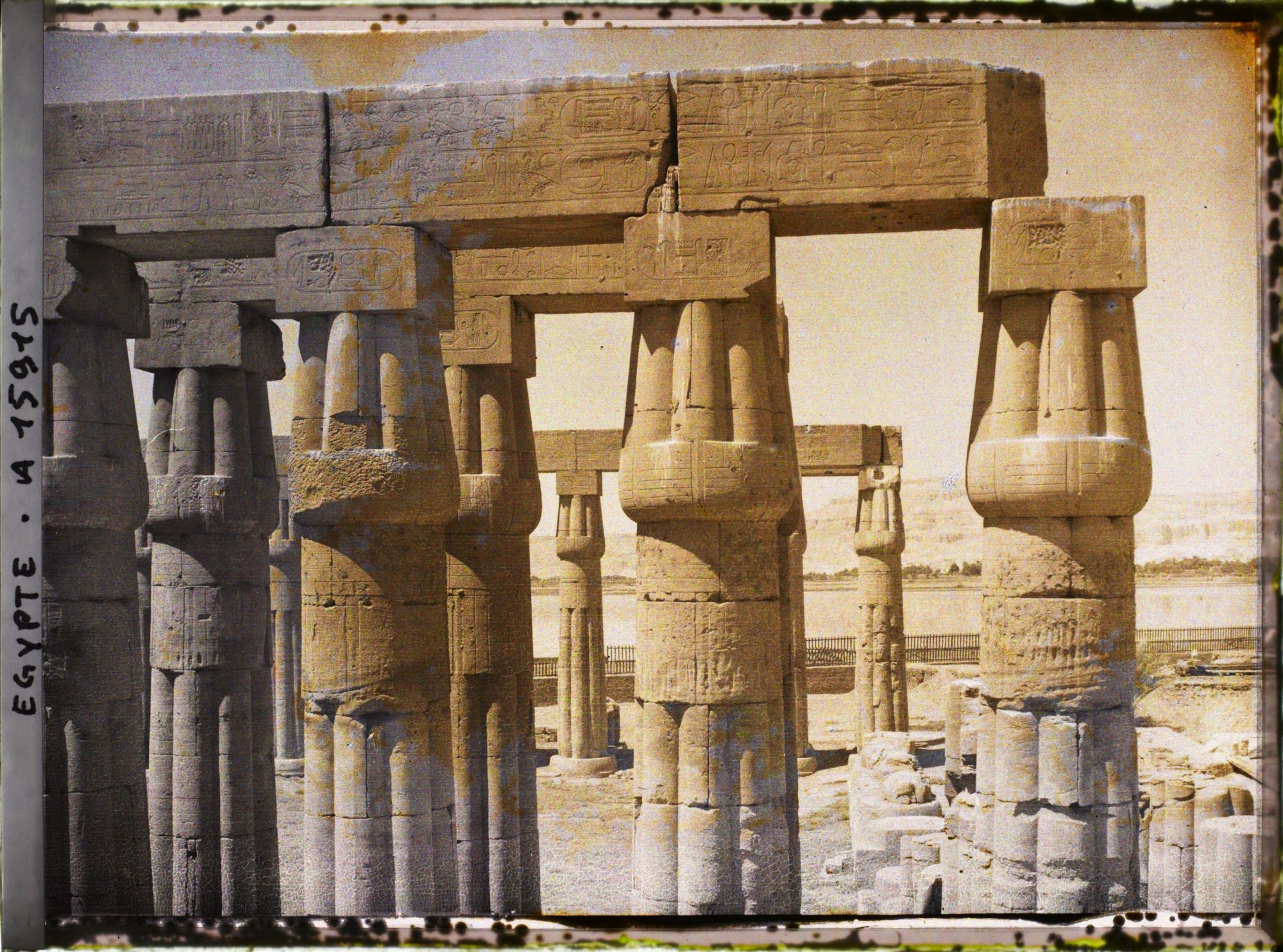 Image représentant Portique d'entrée de la cour solaire d'Amenophis III