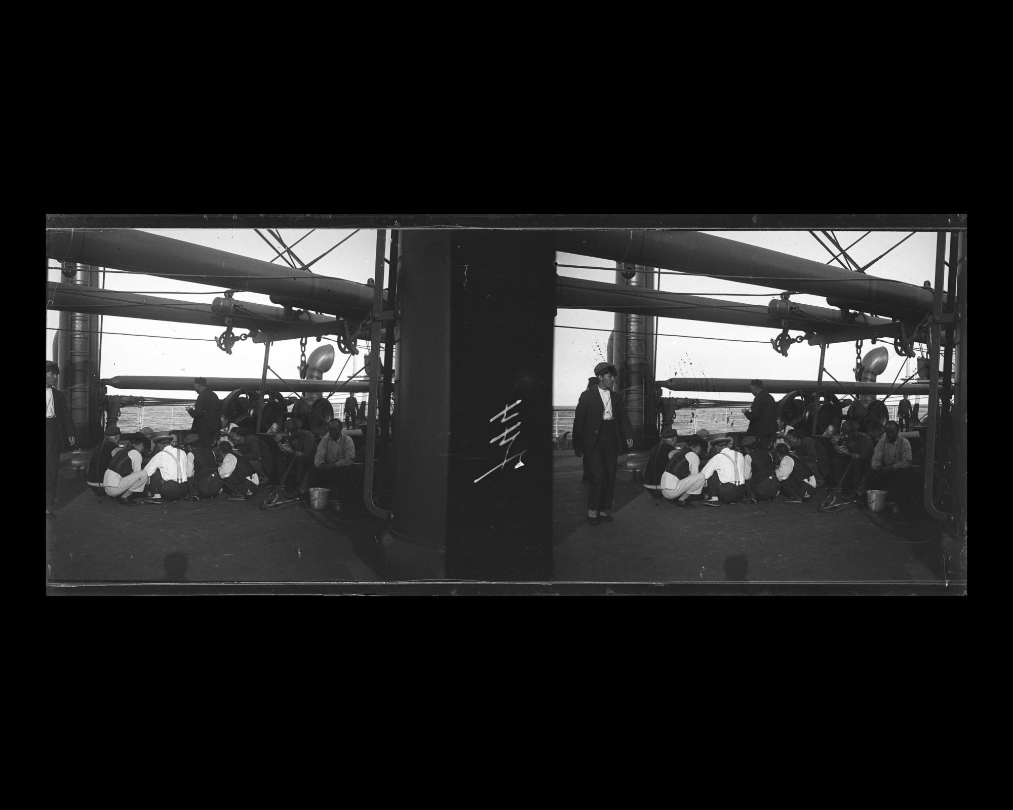 Image représentant Passagers ou membres d'équipage asiatiques sur le pont