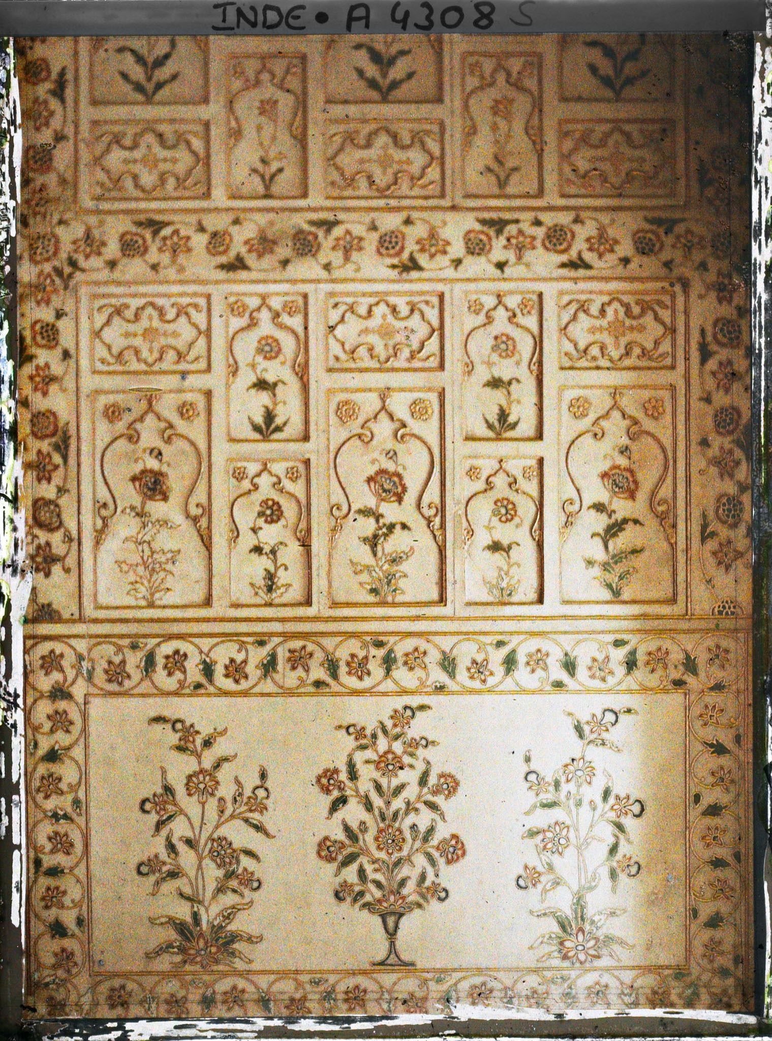 Image représentant Décor peint à lisérés d'or dans le fort Rouge (Lal Qila).