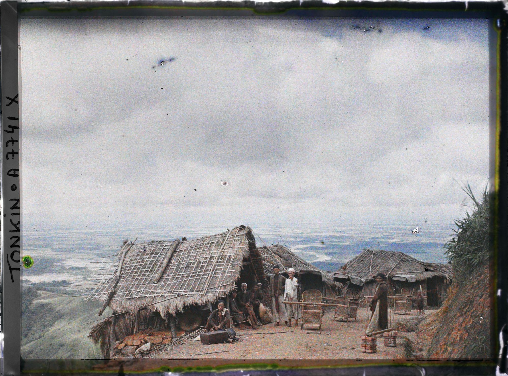 Image représentant Des villageois devant leurs habitations, au bord de la route à flanc du massif du Tam-dao (" Trois Sommets ")