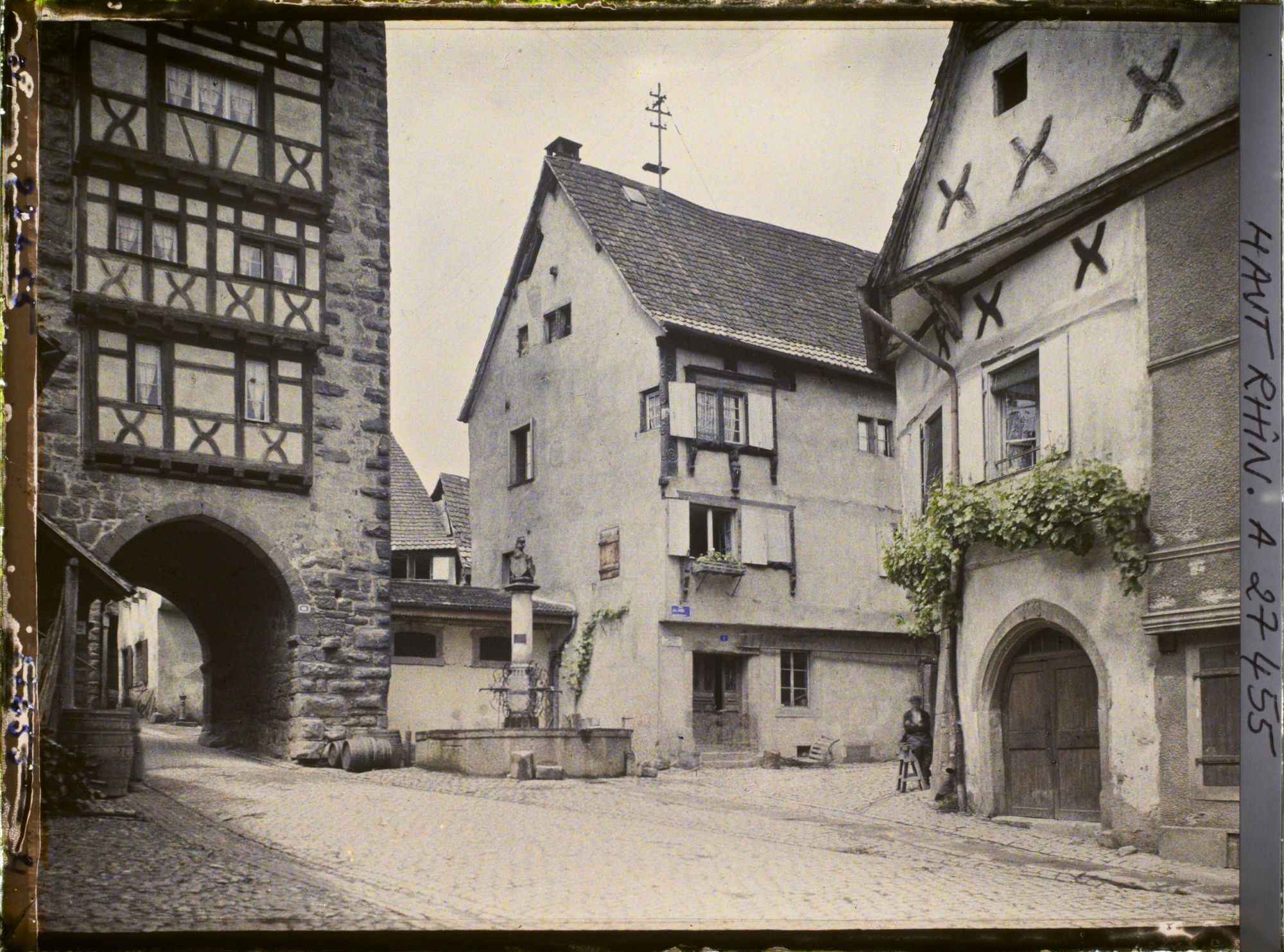 Image représentant France, Riquewihr, Vieilles maisons et fontaine près de la Dolder