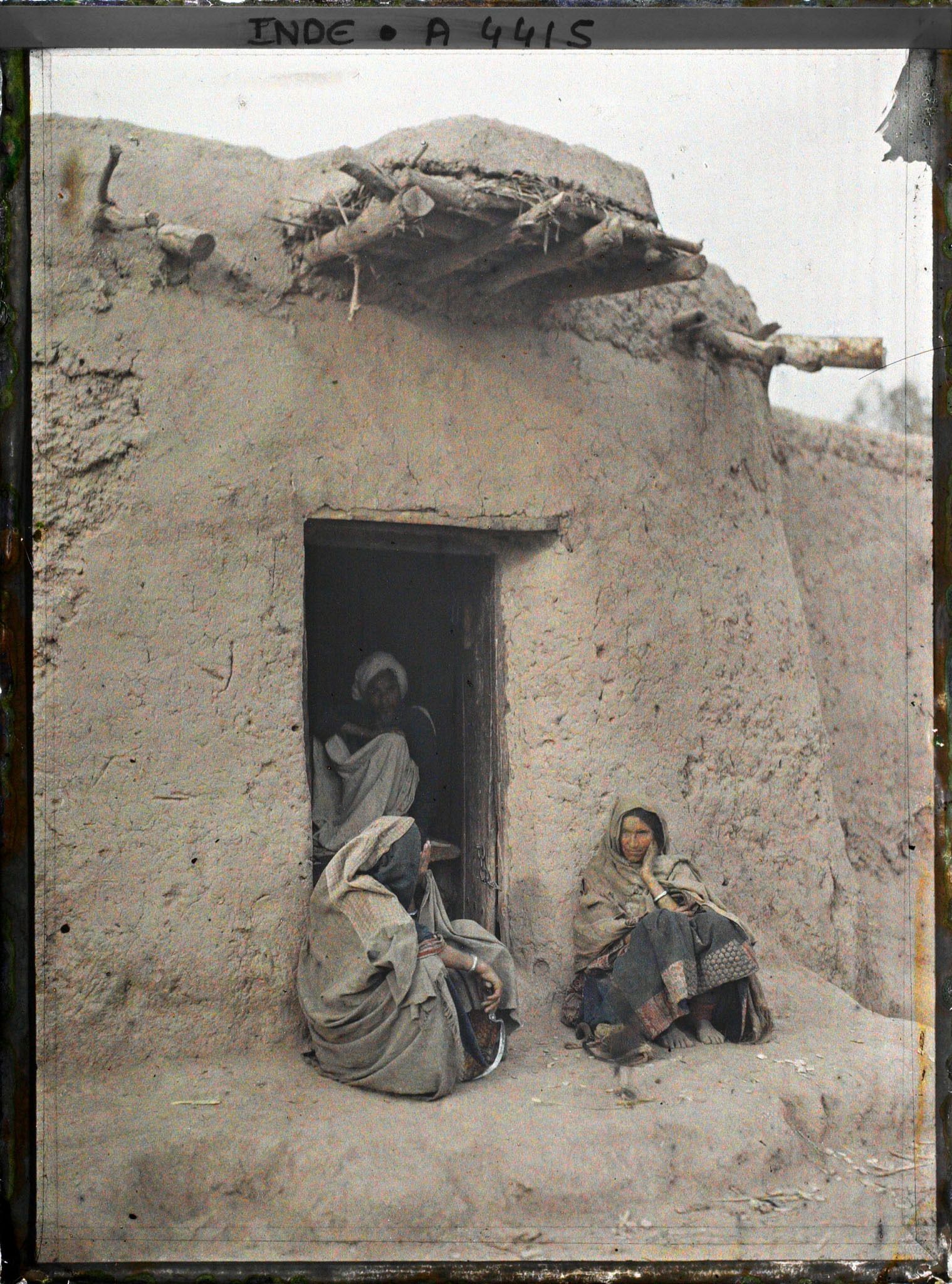 Image représentant Femmes afghanes devant leur maison