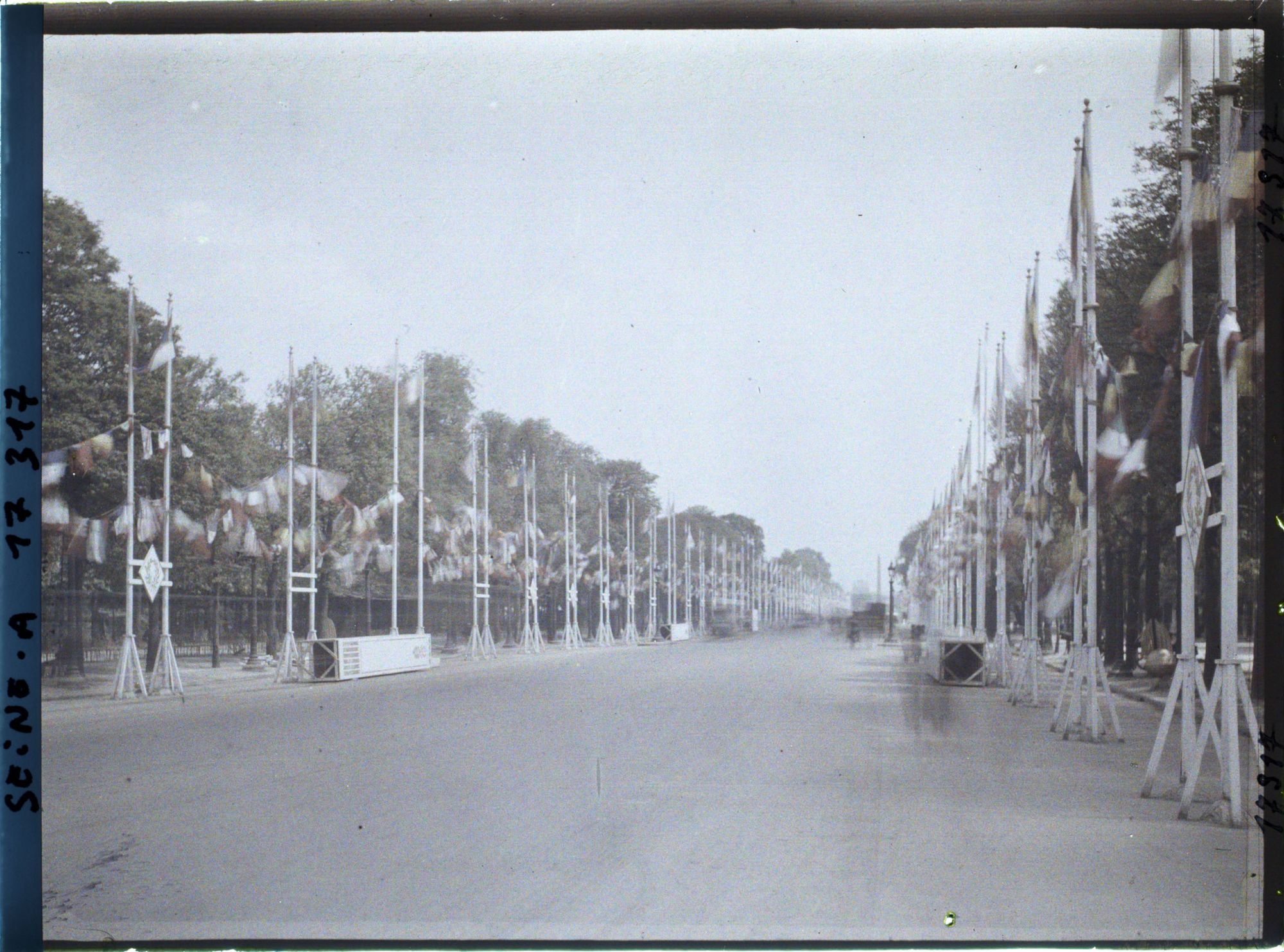 Image représentant L'avenue des Champs-Elysées décorée pour les fêtes de la Victoire des 13 et 14 juillet