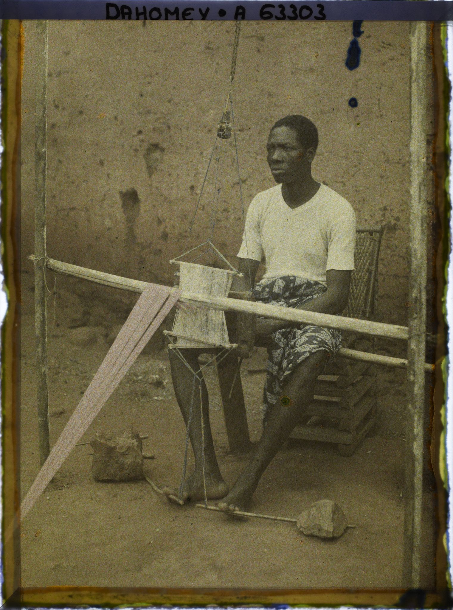 Image représentant Un tisserand à son métier à tisser