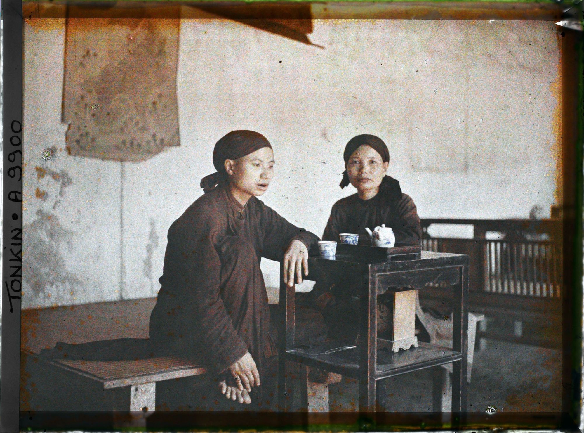 Image représentant Deux novices assises près d'une desserte supportant un service à thé