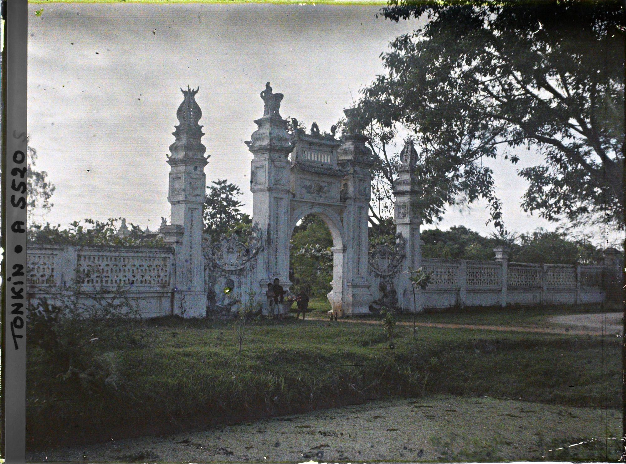 Image représentant L'entrée du domaine de Thai-ha, ancienne propriété de Hoang Cao Khai, dernier Kinh lu'o'c (vice-roi) du Tonkin