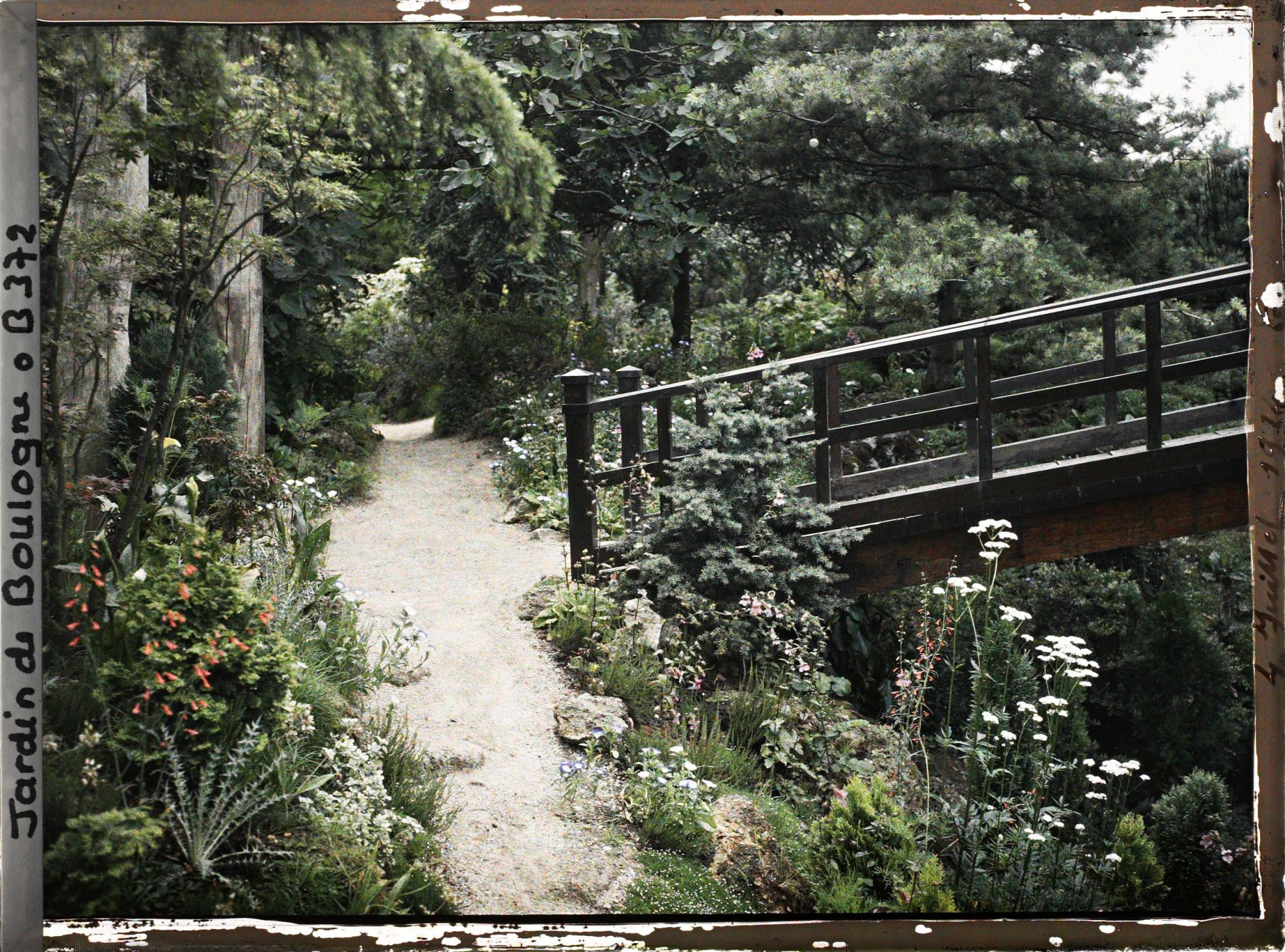 Image représentant Sentier fleuri entre un torii et un pont du " sanctuaire japonais ", menant en direction du quai du 4-Septembre