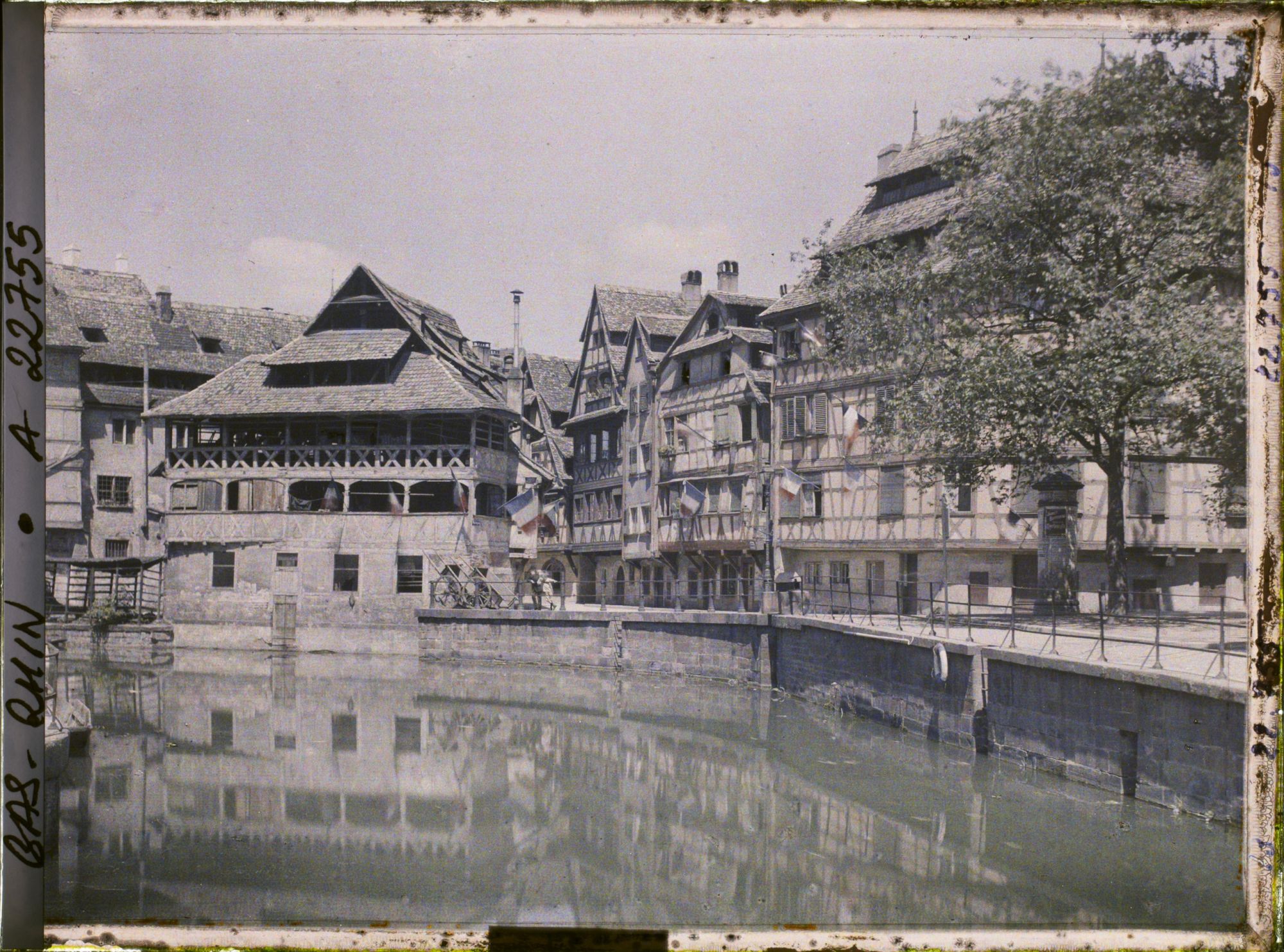 Image représentant La Maison des Tanneurs et la place Benjmain-Zix, au bord de l'Ill, quartier de la petite France