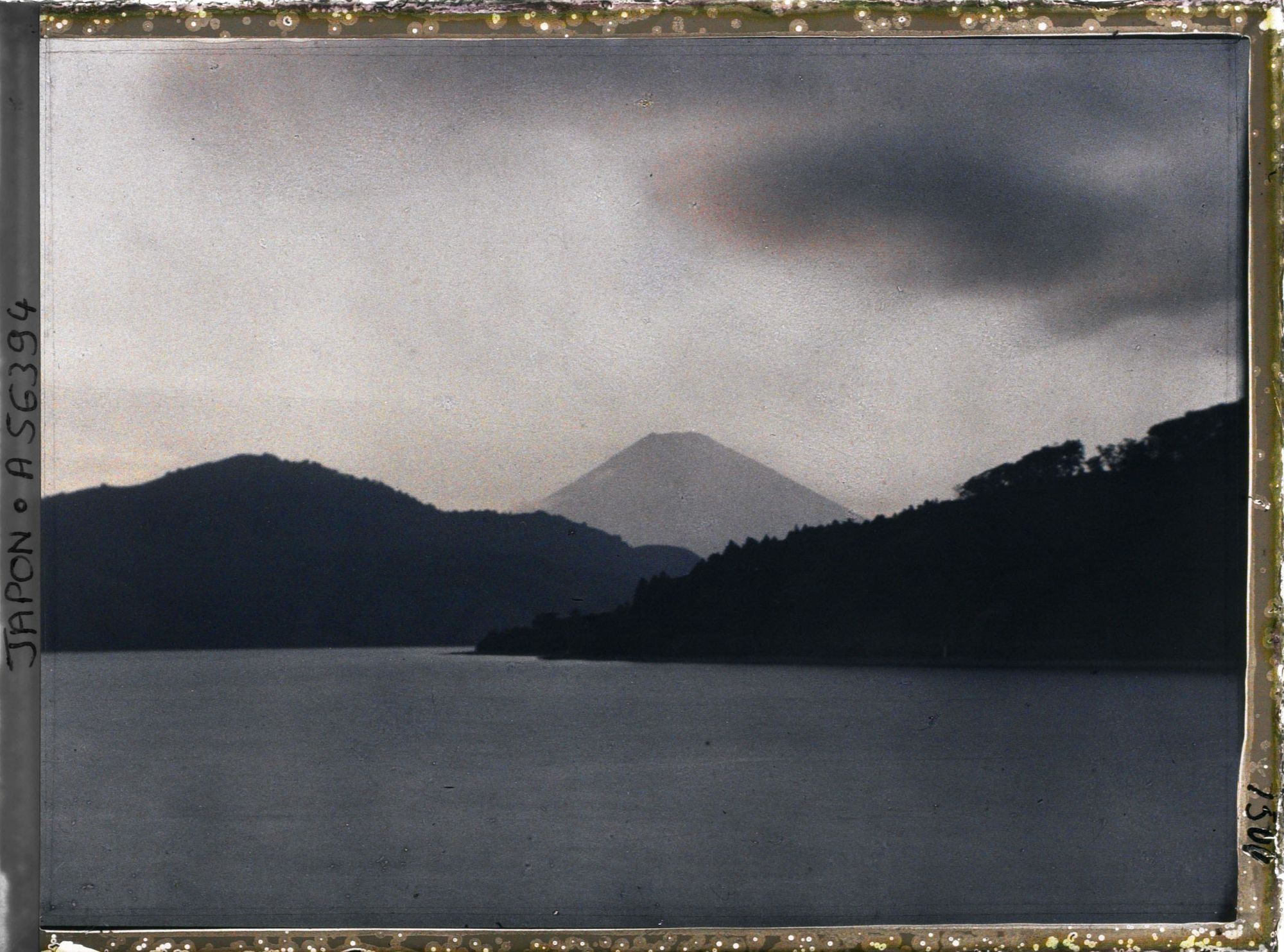 Image représentant Le Lac Ashinoko et le Mont Fuji au crépuscule