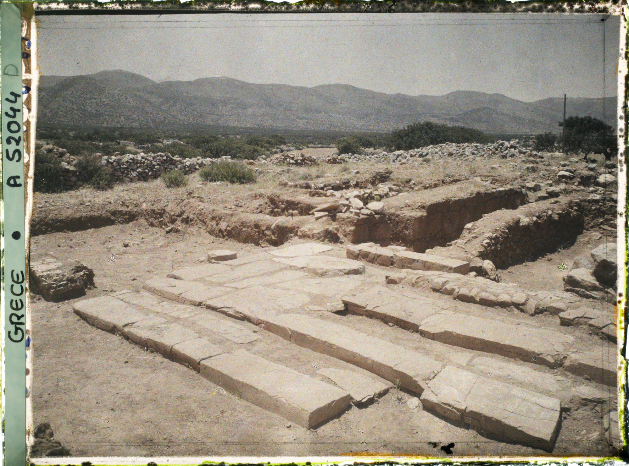 Image représentant Dans l'angle sud-ouest de la cour centrale, l'autel circulaire (ou table à libations)
