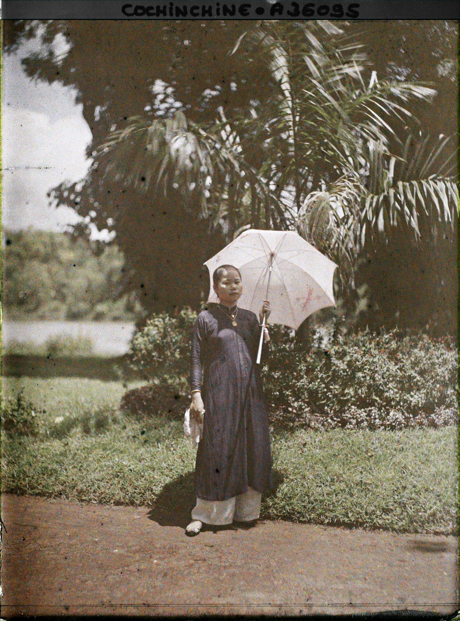 Image représentant Jeune femme dans le jardin botanique