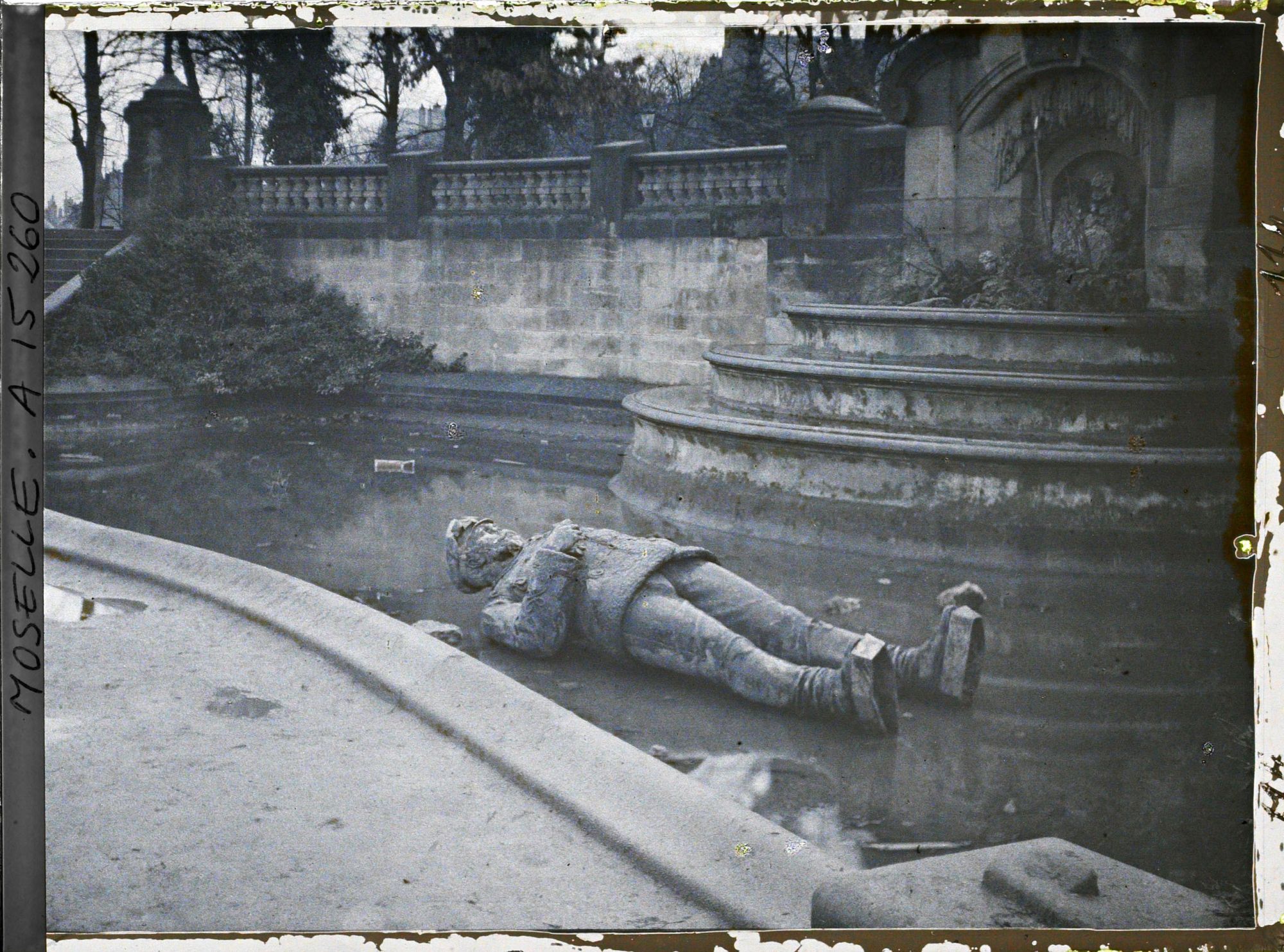 Image représentant La statue de Frédéric III de Prusse (place Raymond Mondon) déboulonnée
