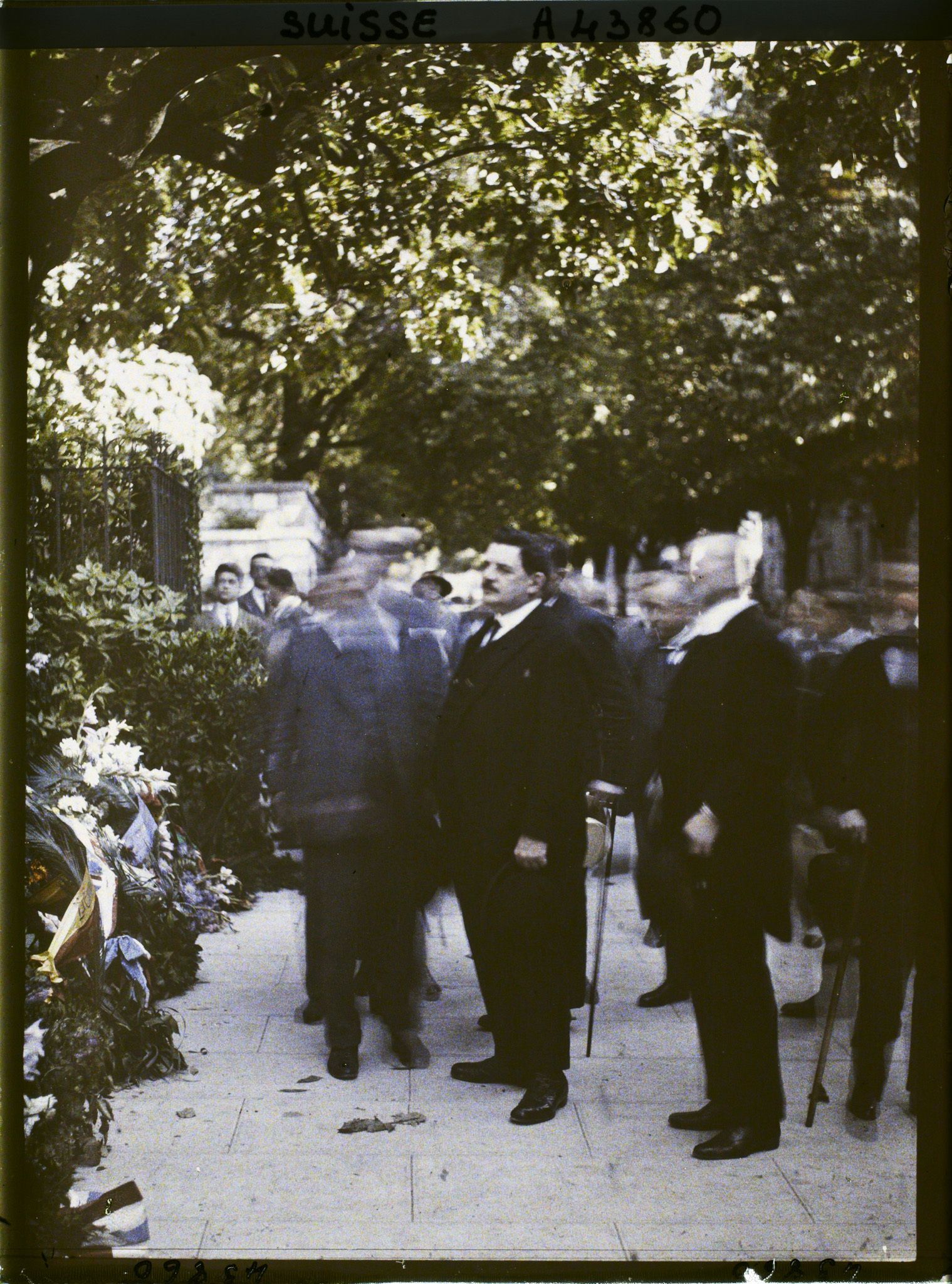 Image représentant Cinquième assemblée annuelle de la Société des Nations (SDN) à Genève. Edouard Herriot, président du Conseil des ministres français, près du monument aux morts dans le jardin du consulat de France, rue Sénebier