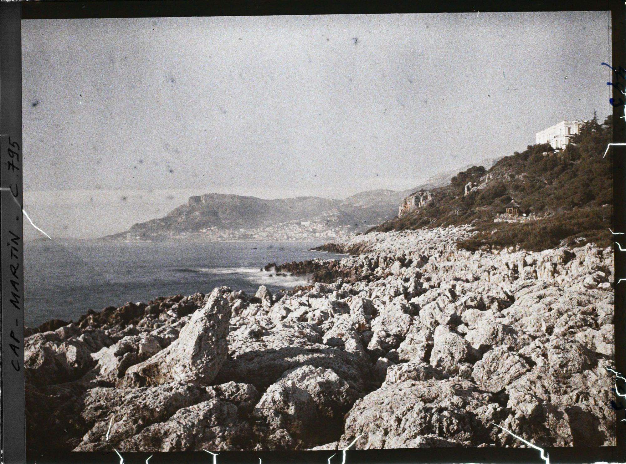 Image représentant La villa Kahn dite villa Zamir, vue en direction de Monaco, depuis les rochers de la pointe du cap