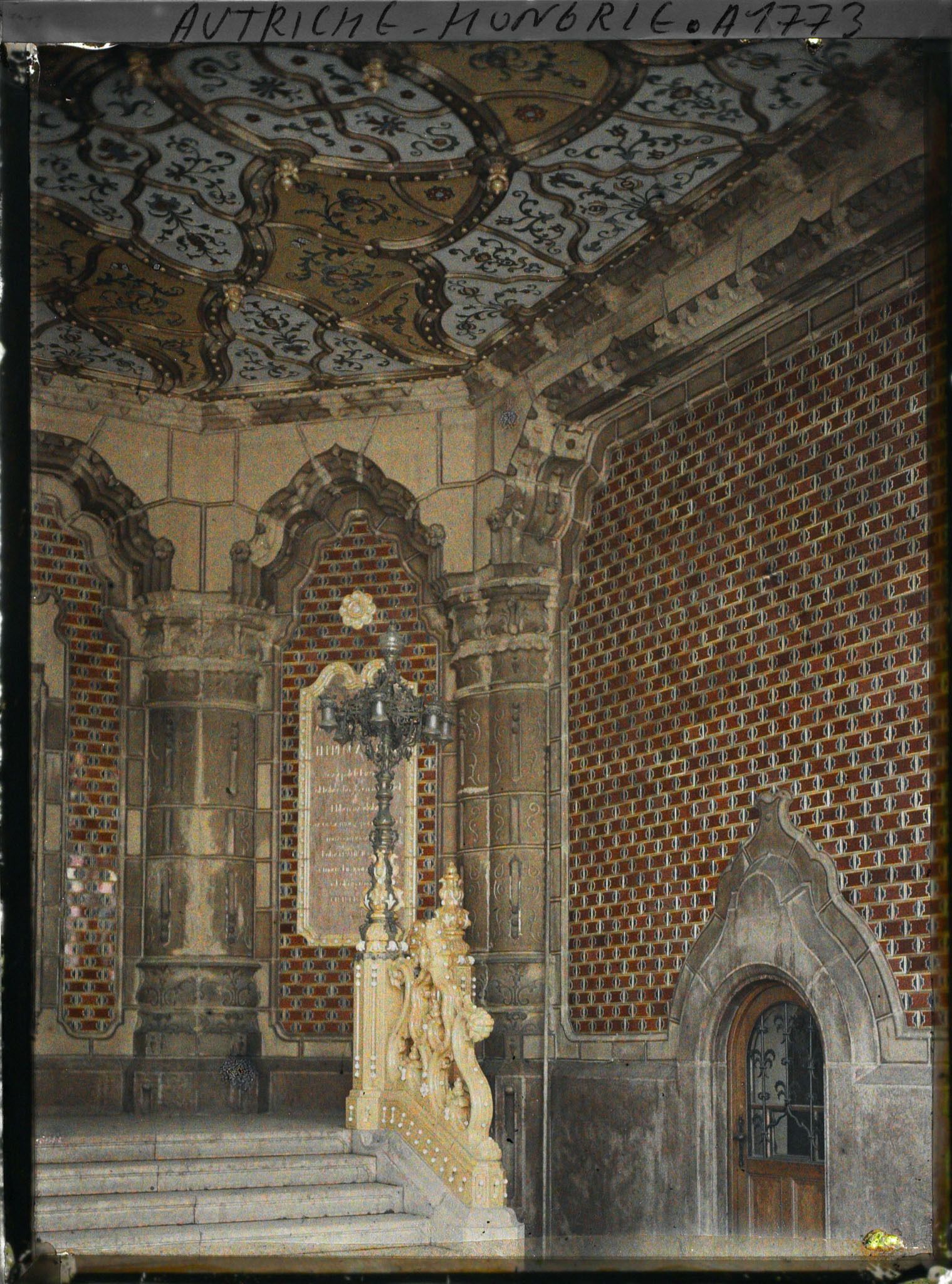 Image représentant Côté droit du porche d'entrée du musée d'art industriel