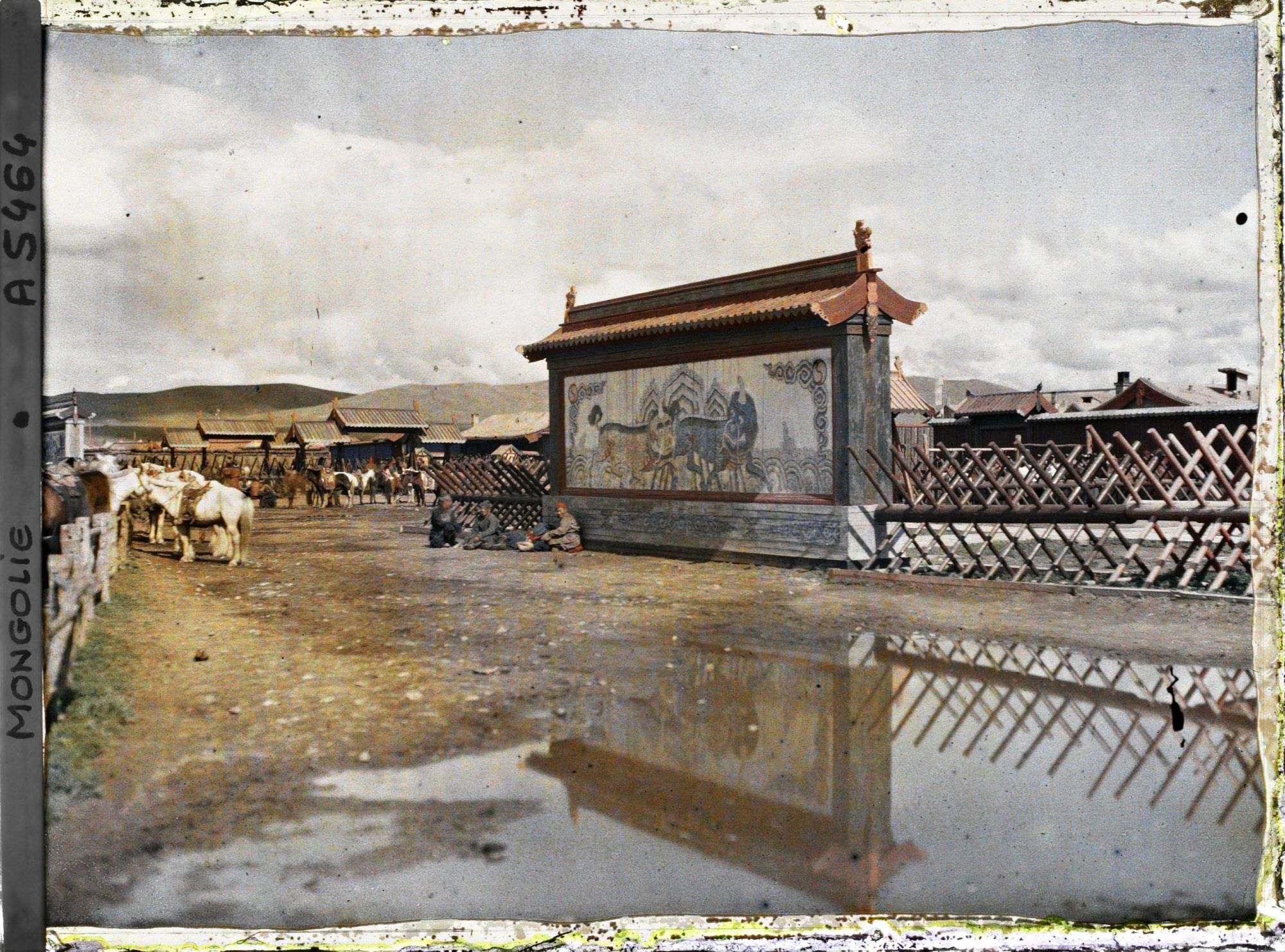 Image représentant Un mur écran à l'entrée d'un palais ou d'un bâtiment officiel.