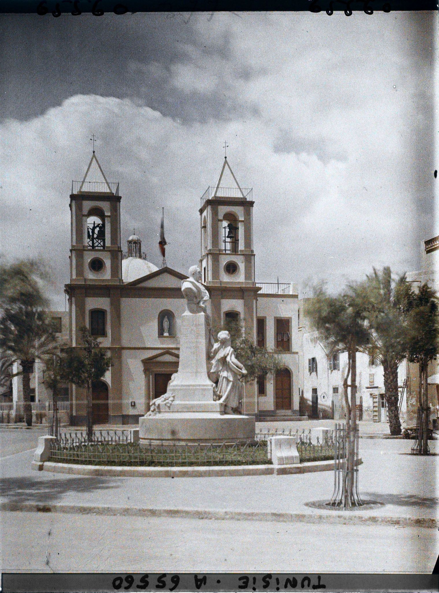 Image représentant La cathédrale et le monument dédié à Philippe Thomas